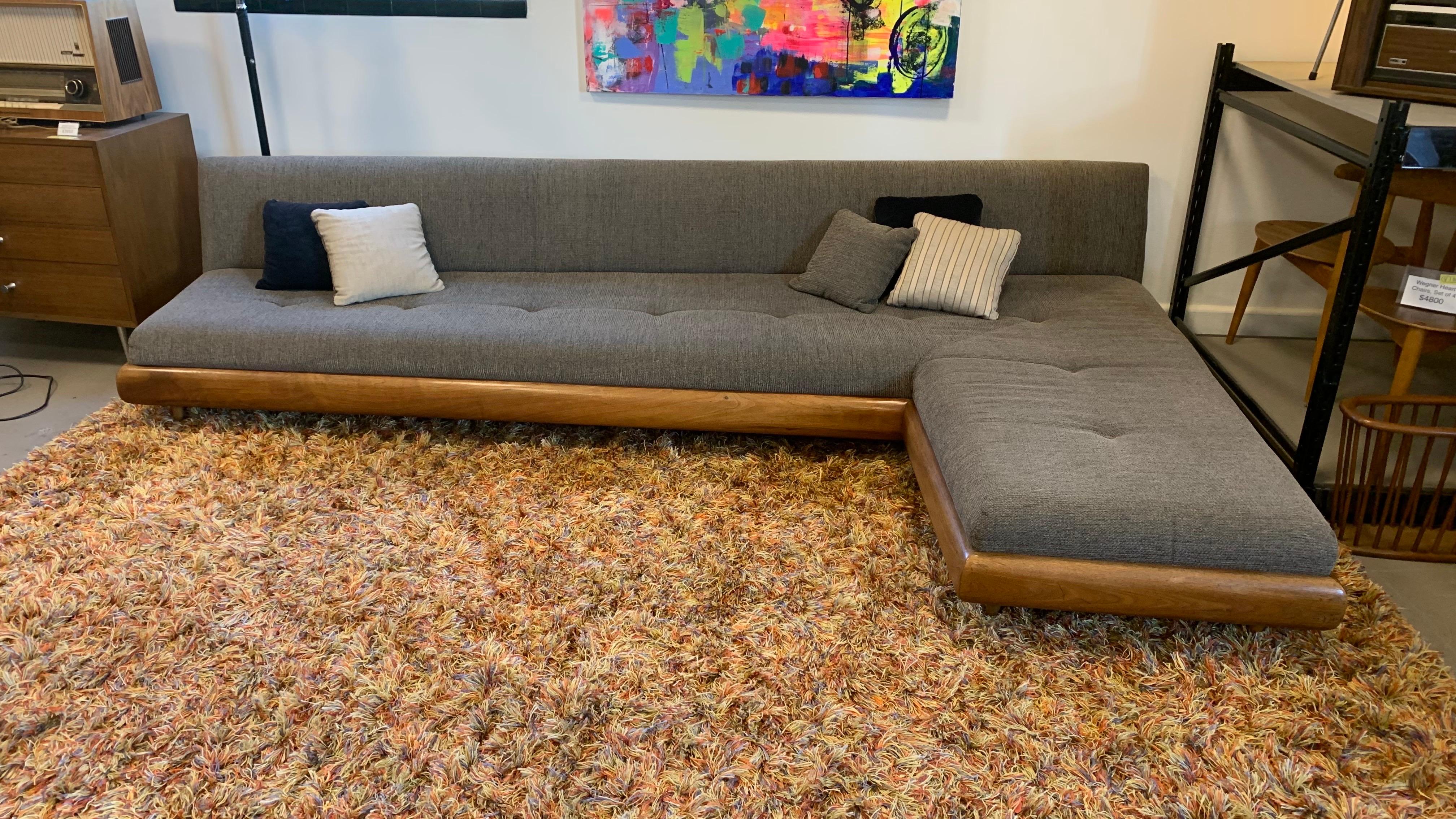 Dieses Sektionssofa Modell 1600-S ist ein eindrucksvolles Beispiel für amerikanisches Design aus der Mitte des Jahrhunderts. Es wurde in den 1960er Jahren von Adrian Pearsall für Craft Associates entworfen. Bekannt für seine kühnen,