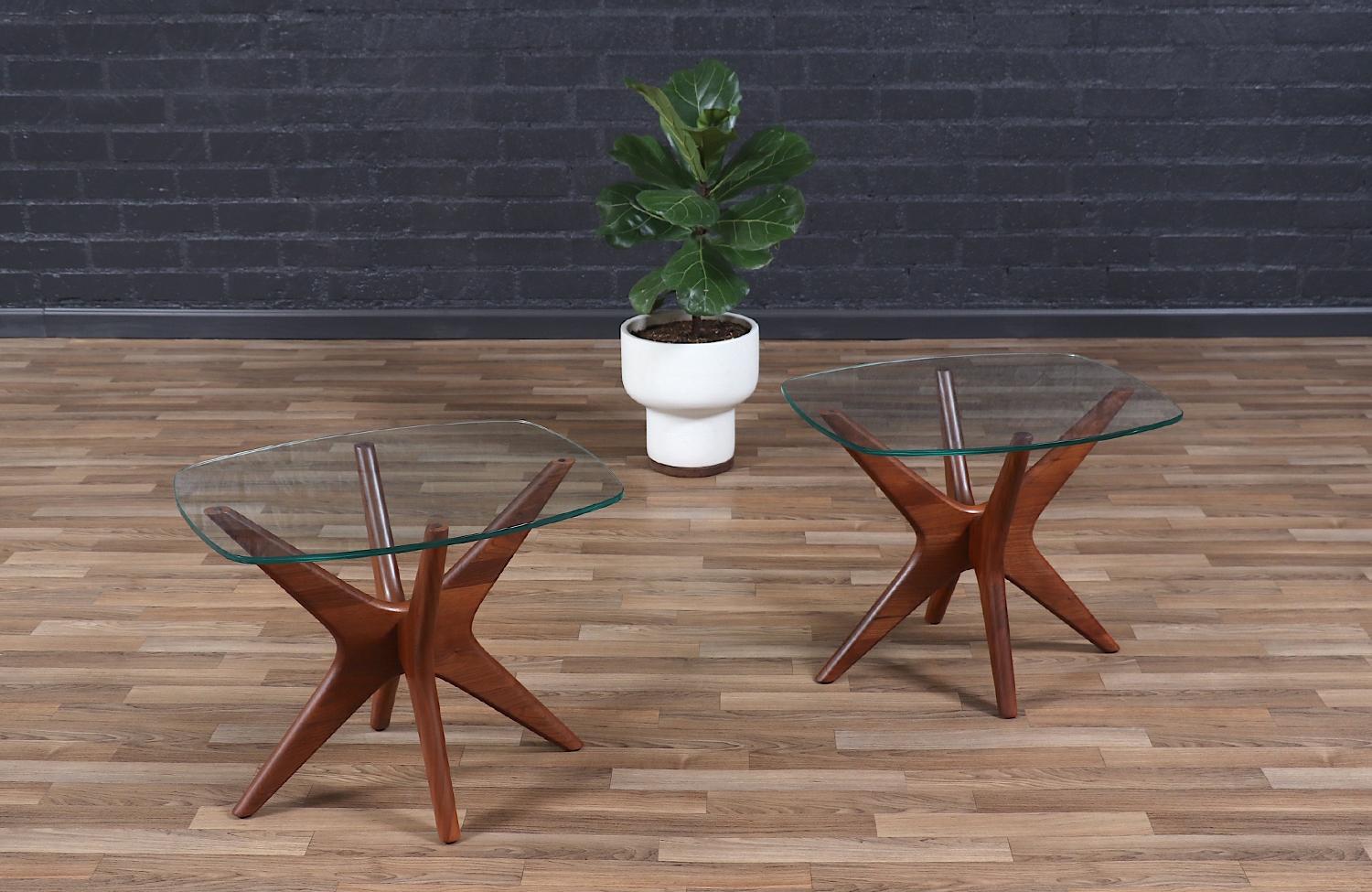 Tables d'appoint conçues par Adrian Pearsall pour Craft Associates et fabriquées aux États-Unis vers les années 1960. Le nouveau plateau en verre offre une belle vue sur le cadre de la table et contraste de manière exquise avec le piètement en forme