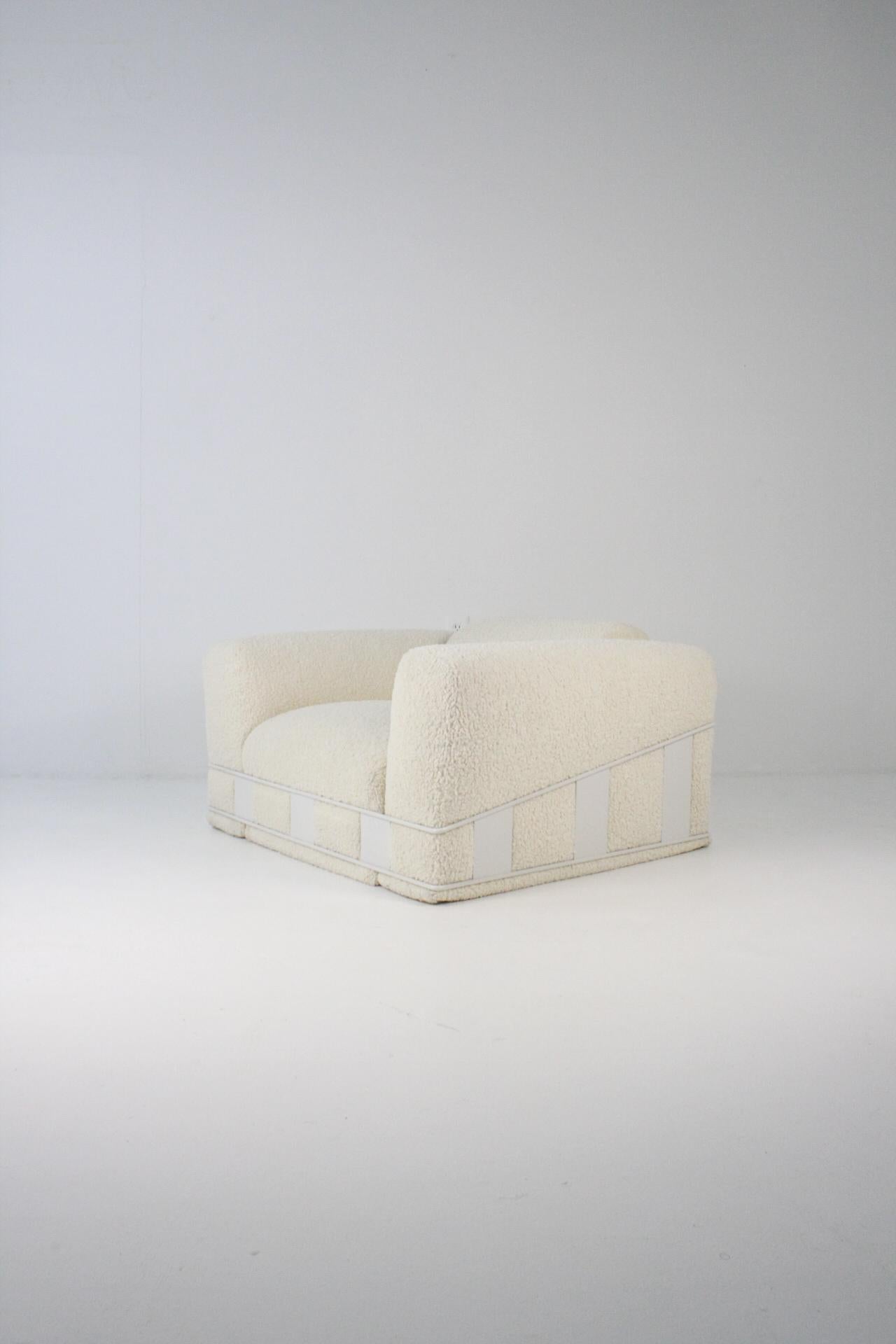 Great Craft and Associates Lounge-Sessel mit Käfig, entworfen von Adrian Pearsall. Der Stuhl stammt aus den frühen 1970er Jahren. Dieser Stuhl hat einen maßgeschneiderten Bouclé-Stoff und ein maßgeschneidertes, pulverbeschichtetes Gestell in Weiß.