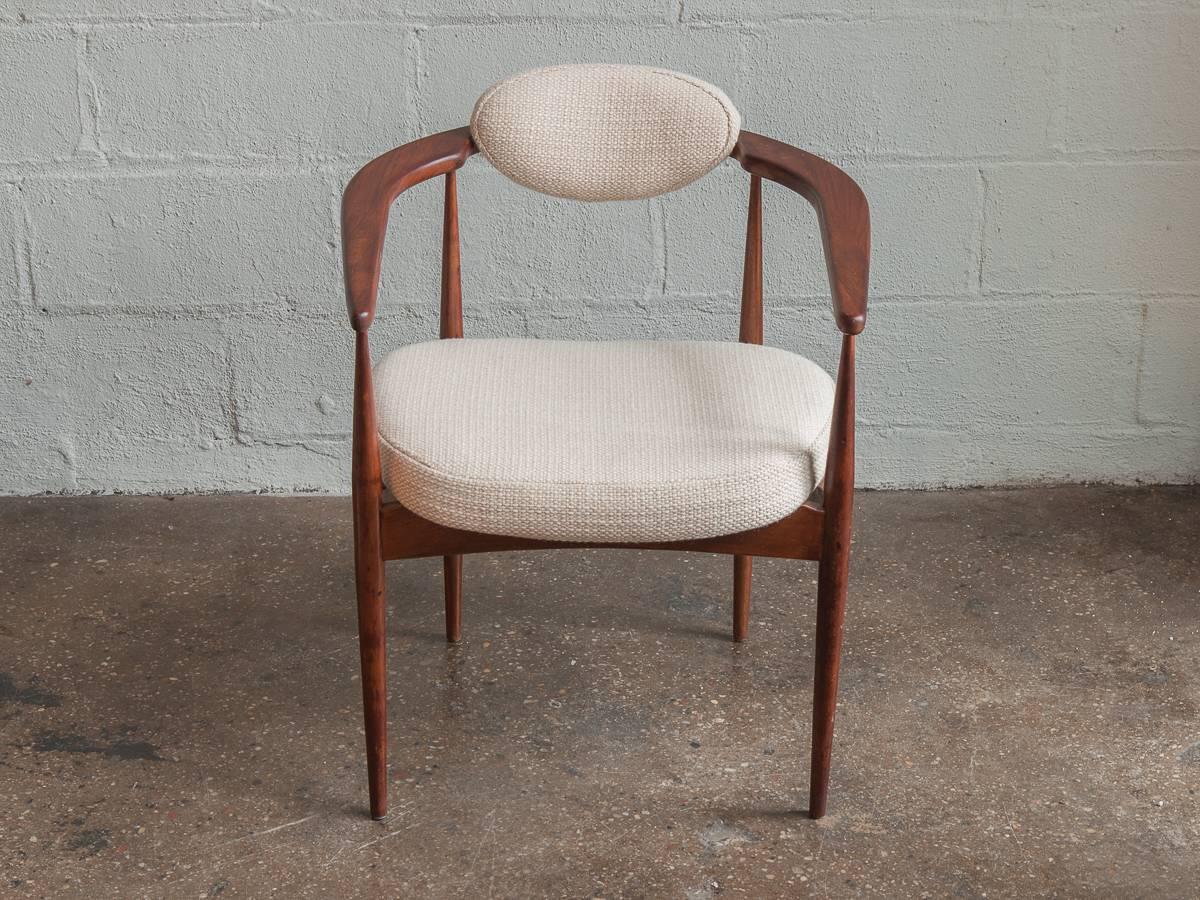 Adrian Pearsall 950-C Sessel für Craft Associates. Vollständig restaurierter:: stattlicher Sessel mit einer eleganten Silhouette. Der zarte Nussbaumrahmen ist robust und hat solide Verbindungen. Die architektonisch geschwungenen Armlehnen werden von