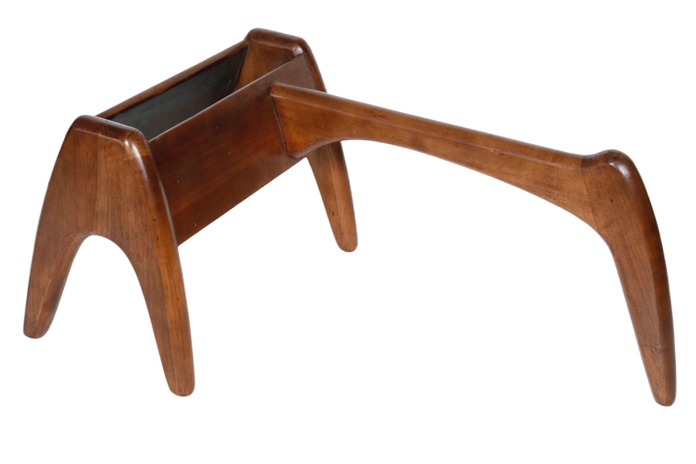 Américain Table basse Adrian Pearsall en forme d'amibe en bois et verre fumé en vente