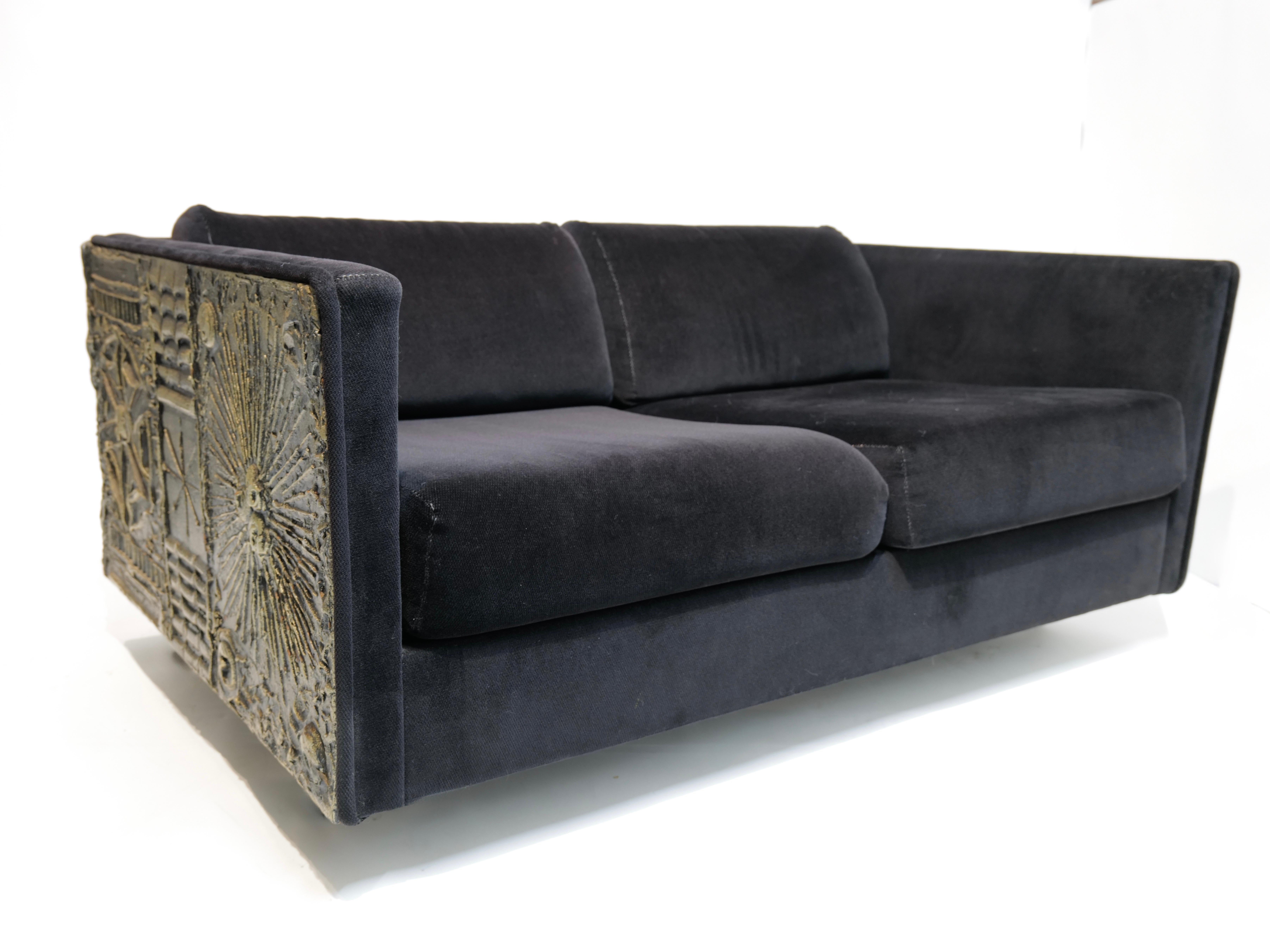 Sorprendente ejemplo de la audaz visión del diseño de Adrian Pearsall, este sofá o loveseat de dos cojines combina limpias líneas modernistas con espectaculares detalles Brutalistas. Tapizada en rico tejido negro, la silueta de perfil bajo presenta