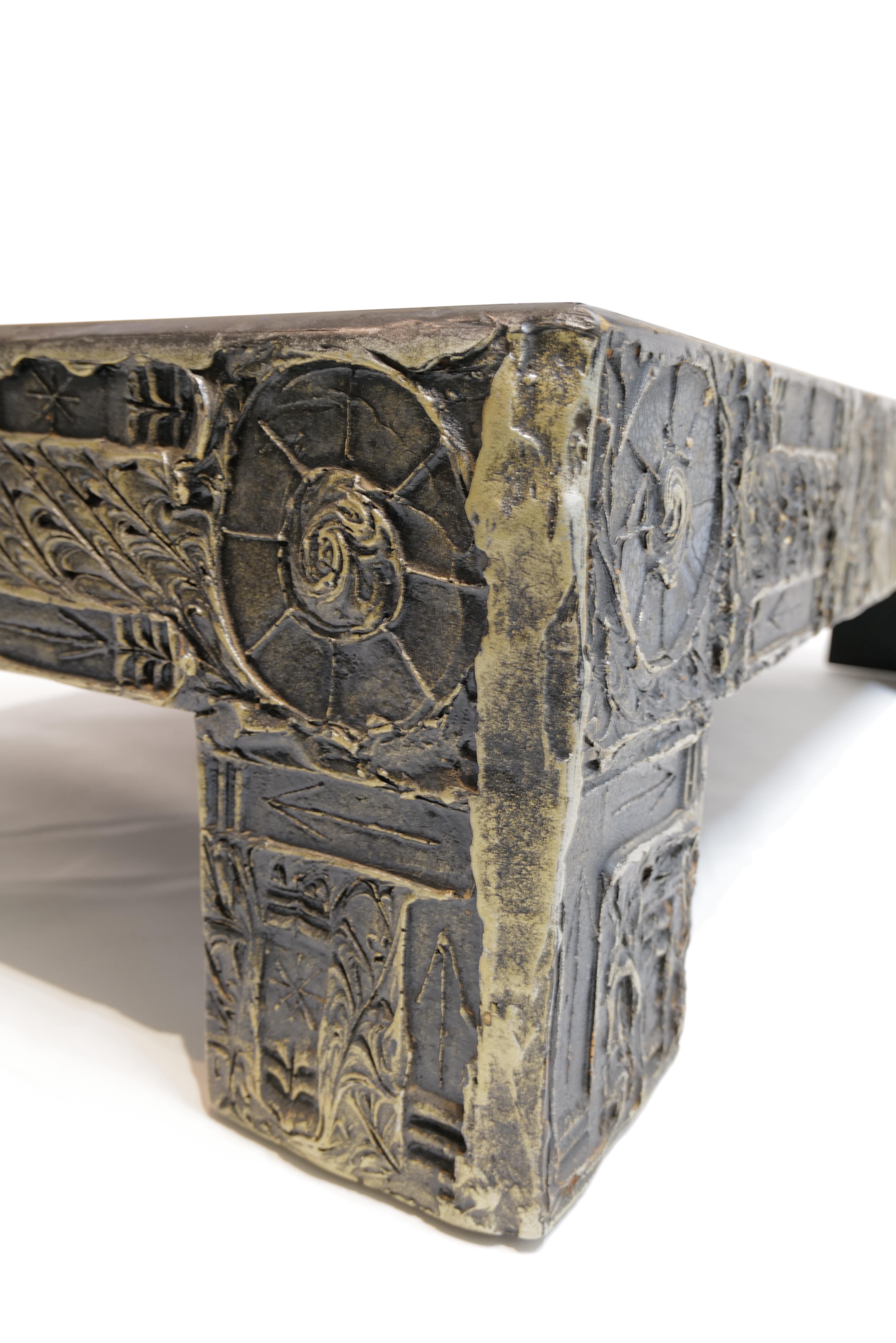 Una atrevida y escultural mesa de cóctel de Adrian Pearsall, que muestra su característica mezcla de forma modernista y textura Brutalista. Esta importante mesa cuadrada tiene un tablero de laminado negro liso, enmarcado por laterales y patas de