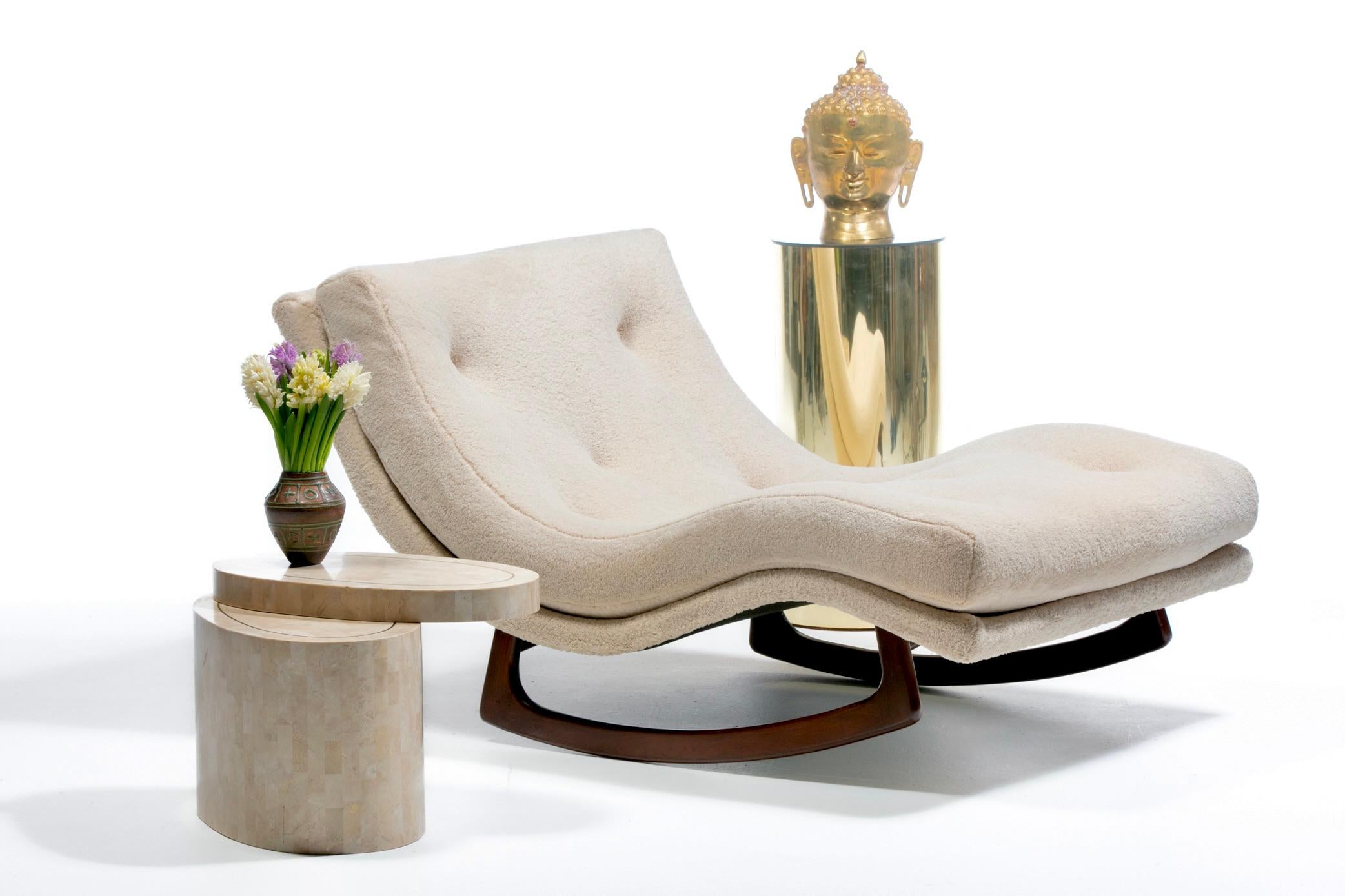 Questa sedia a dondolo Adrian Pearsall è una tripla corona vincente, con un design ergonomico e iconico del Mid Century Modern di Adrian Pearsall, un comfort accogliente con un nuovo rivestimento in finto shearling morbido e cucito a mano, ed è un
