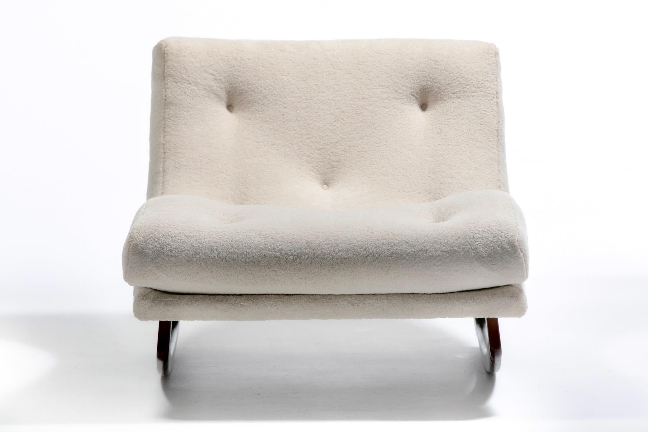 Mid-Century moderno Adrian Pearsall Chaise Lounge Rocker in finto shearling color sabbia pallida in vendita
