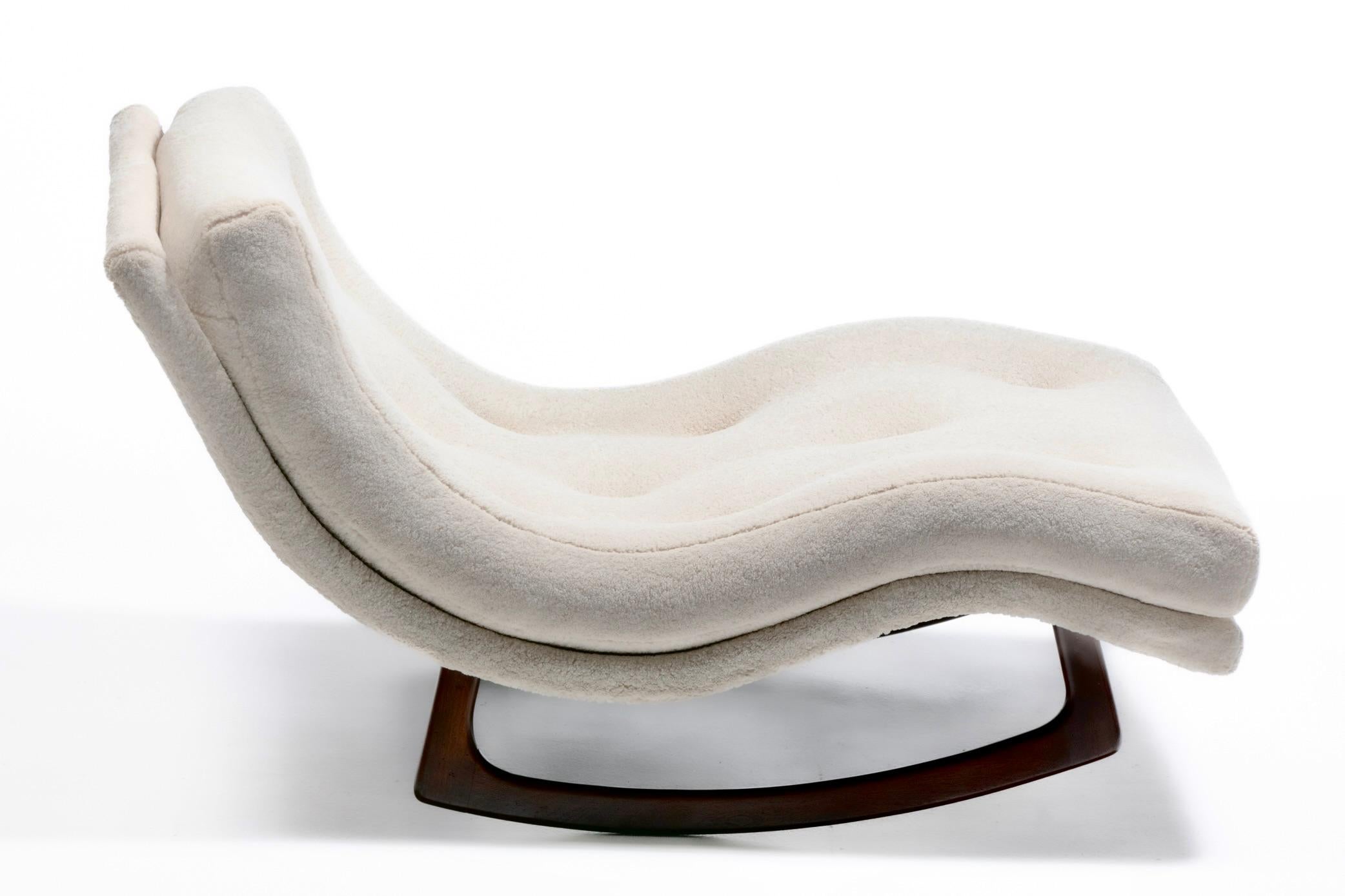 Americano Adrian Pearsall Chaise Lounge Rocker in finto shearling color sabbia pallida in vendita