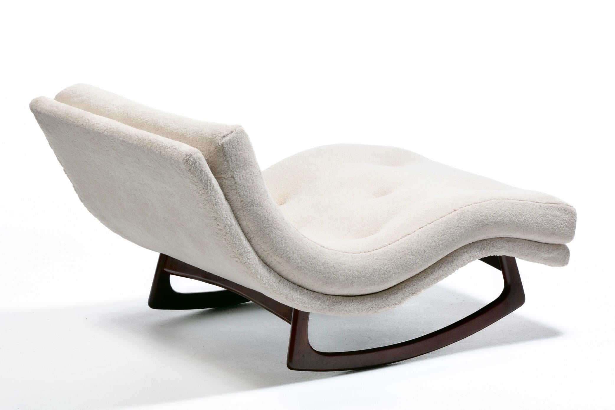 Adrian Pearsall Chaise Lounge Rocker in finto shearling color sabbia pallida In condizioni buone in vendita a Saint Louis, MO
