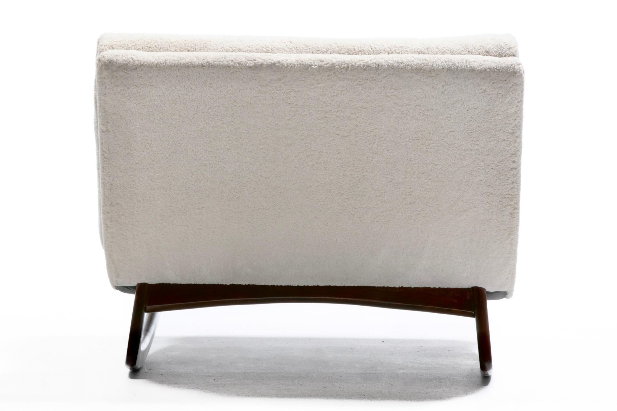 Metà XX secolo Adrian Pearsall Chaise Lounge Rocker in finto shearling color sabbia pallida in vendita