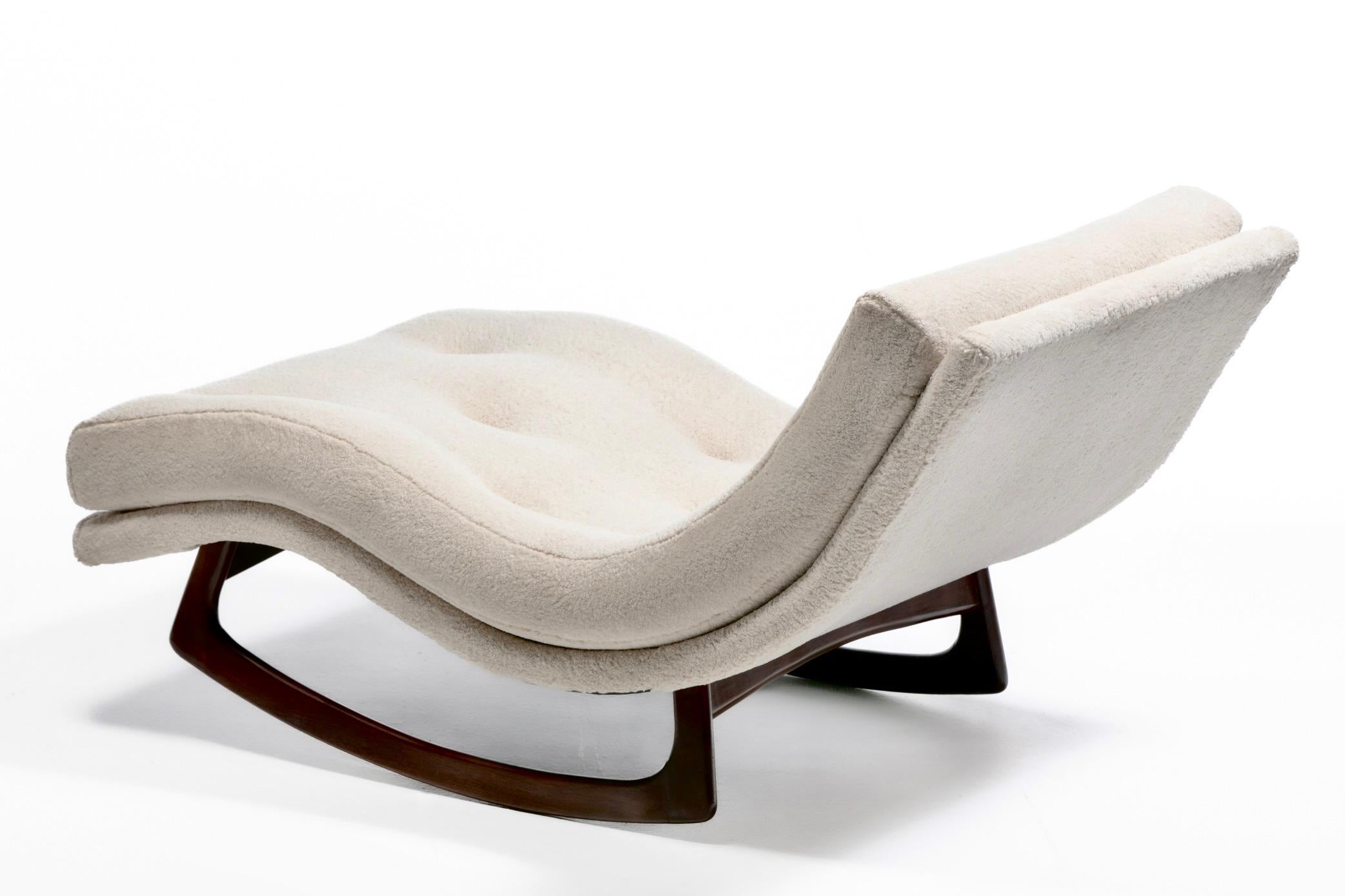 Tappezzeria Adrian Pearsall Chaise Lounge Rocker in finto shearling color sabbia pallida in vendita