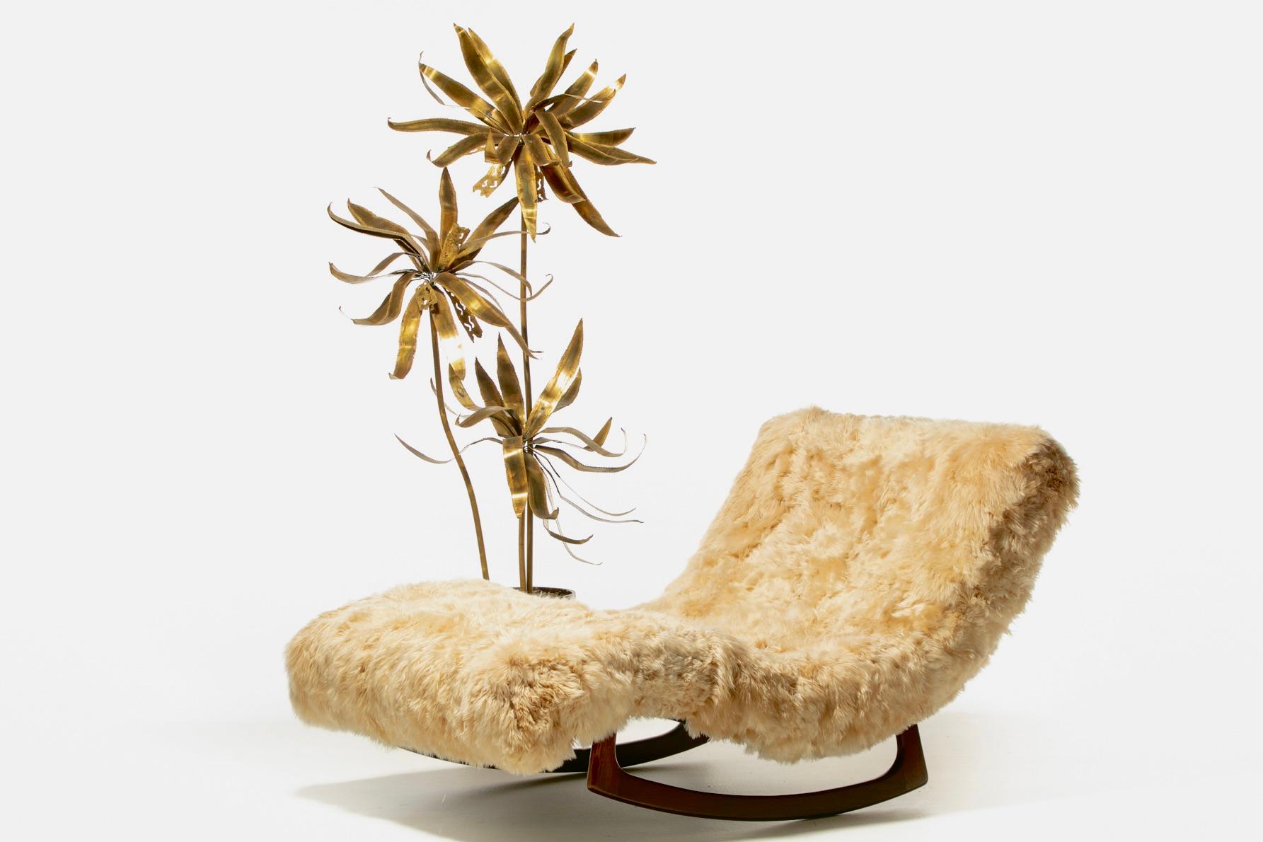 Cette chaise berçante Adrian Pearsall est un triple vainqueur avec le design ergonomique emblématique de la modernité du milieu du siècle d'Adrian Pearsall, le confort douillet habillé d'une nouvelle tapisserie cousue à la main en alpaga Champagne