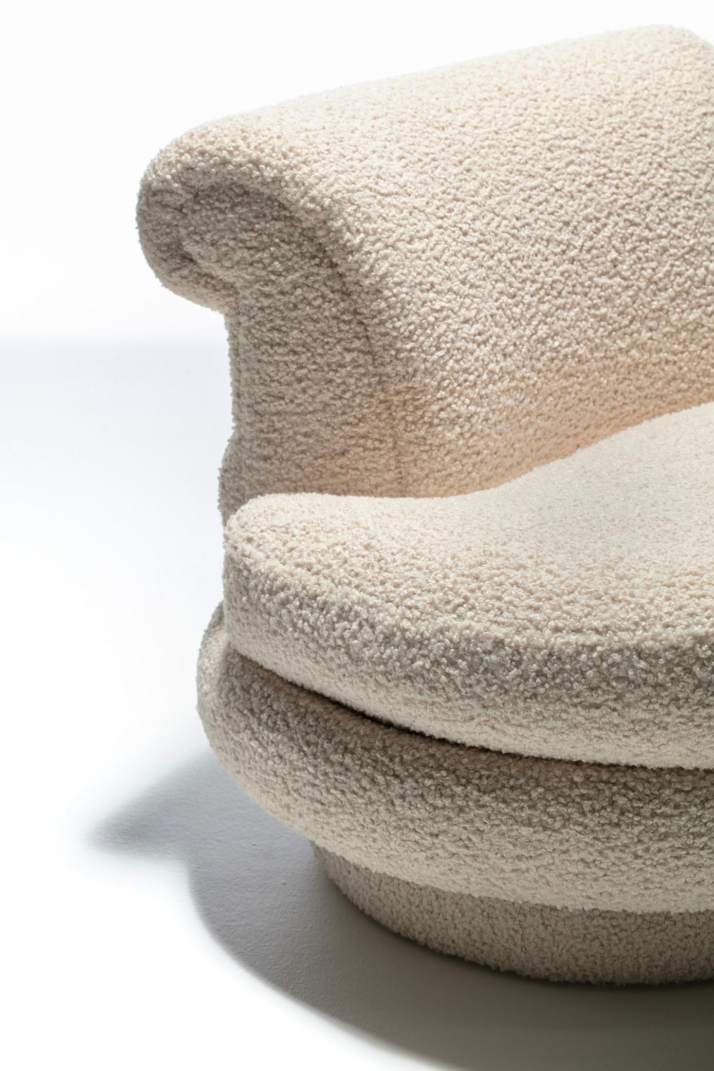 Tissu d'ameublement Chaise pantoufle post-moderne canalisée Adrian Pearsall en bouclé blanc ivoire en vente