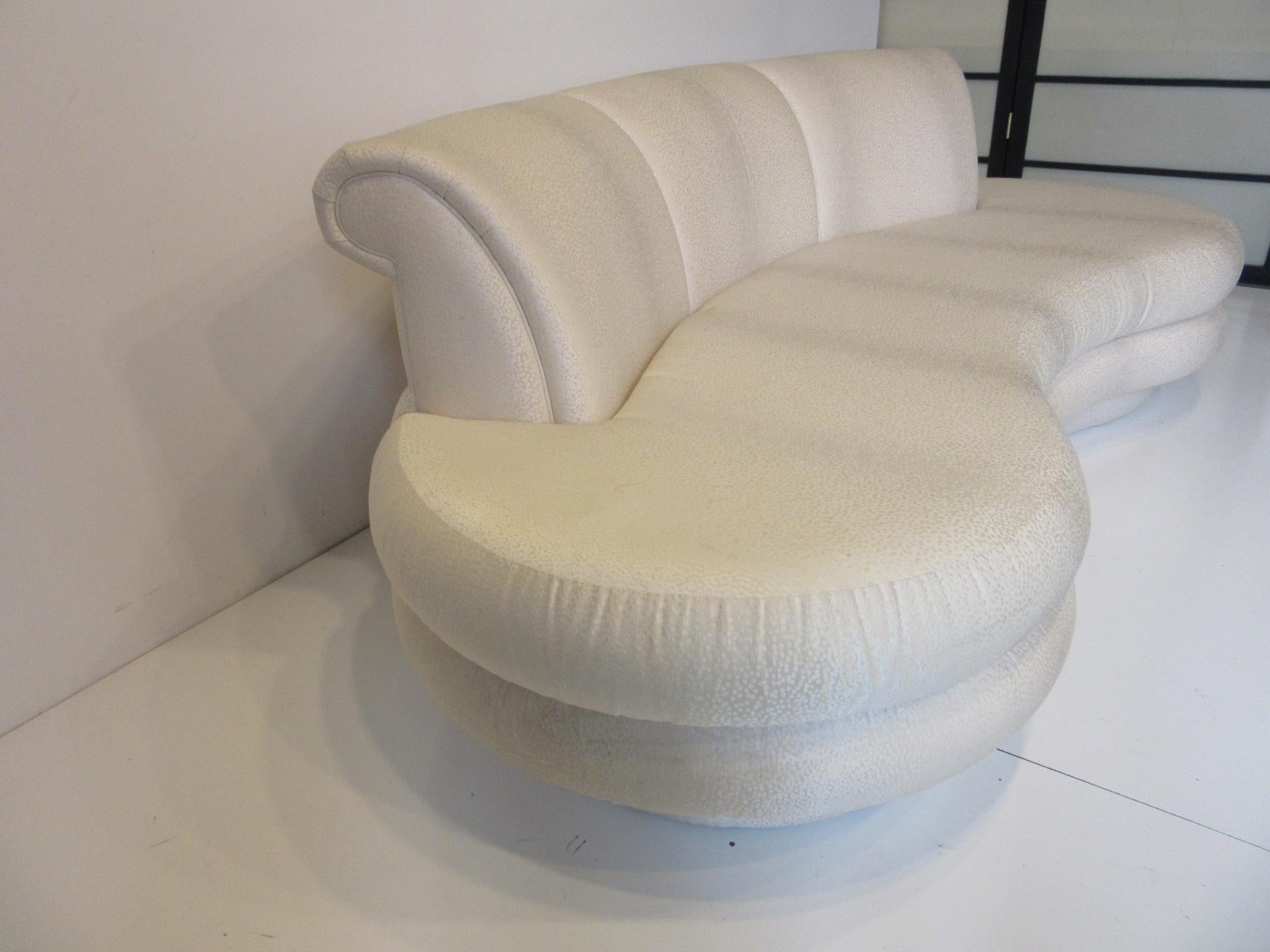 A very stylized Cloud shaped sofa with sculptural layered look in a very retro kidney shape with great back rolls manufactured by the Comfort Designs Furniture company founded in the 1970s by John Graham and well known designer Adrian Pearsall after