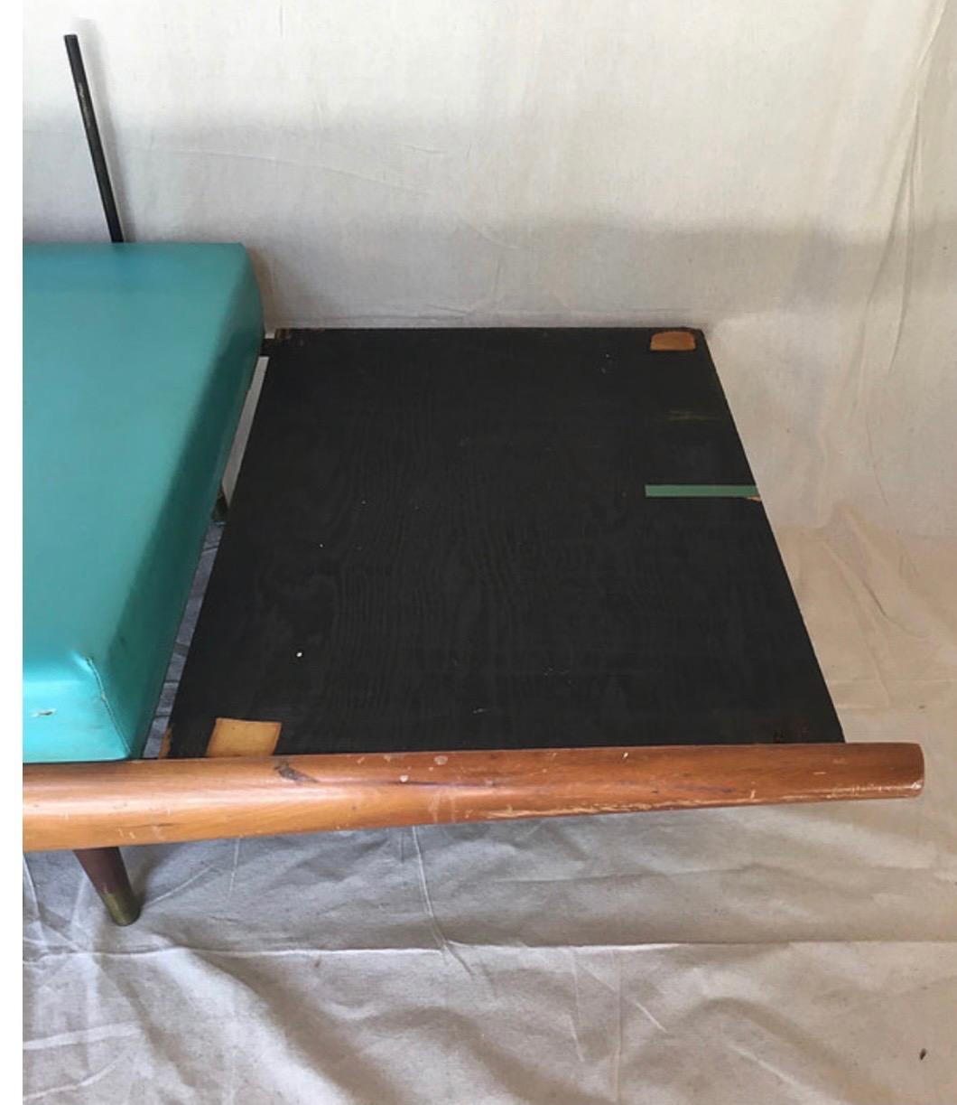 Adrian Pearsall Craft Associates Türkisfarbenes Sofa-Tagesbett mit integriertem Beistelltisch im Zustand „Gut“ im Angebot in West Hartford, CT