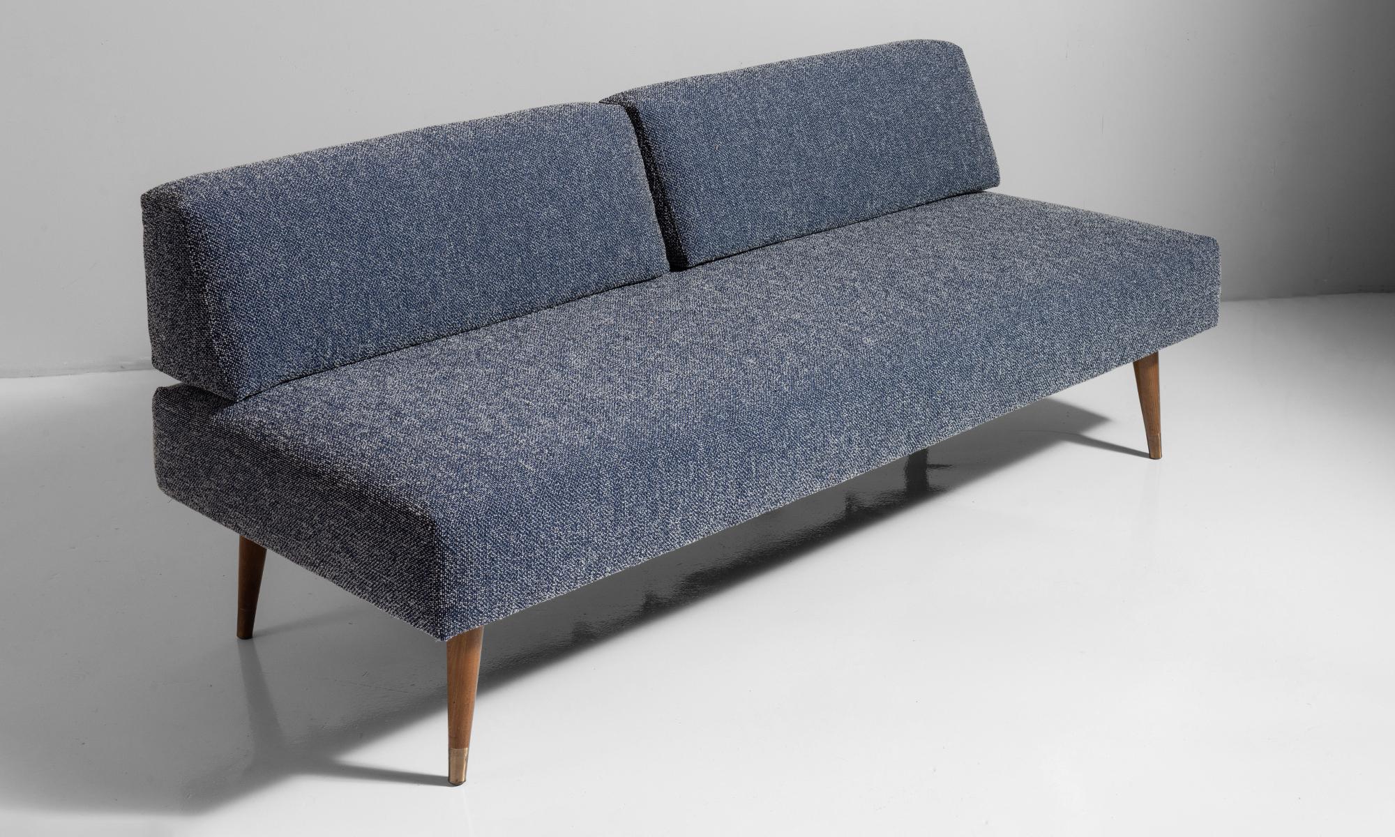 Adrian Pearsall daybed, America, circa 1960.

Newly reupholstered in Maharam wool fabric.

   