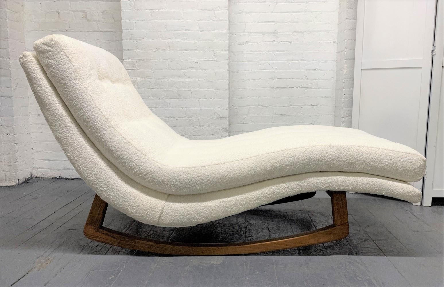 Adrian Pearsall Double Rocker pour Craft Associates. La chaise est touffetée et réalisée en Bouclé avec une base en bois massif. Mid Century Modern.