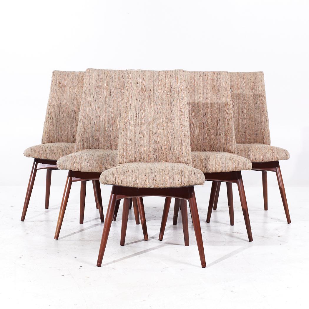 Adrian Pearsall per Craft Associates 1613-C Sedie da pranzo in legno di noce del Medioevo - Set di 6

Ogni sedia misura: 19,5 larghezza x 25 profondità x 36,25 pollici di altezza, con un'altezza della seduta/spazio libero di 18 pollici.

Tutti i