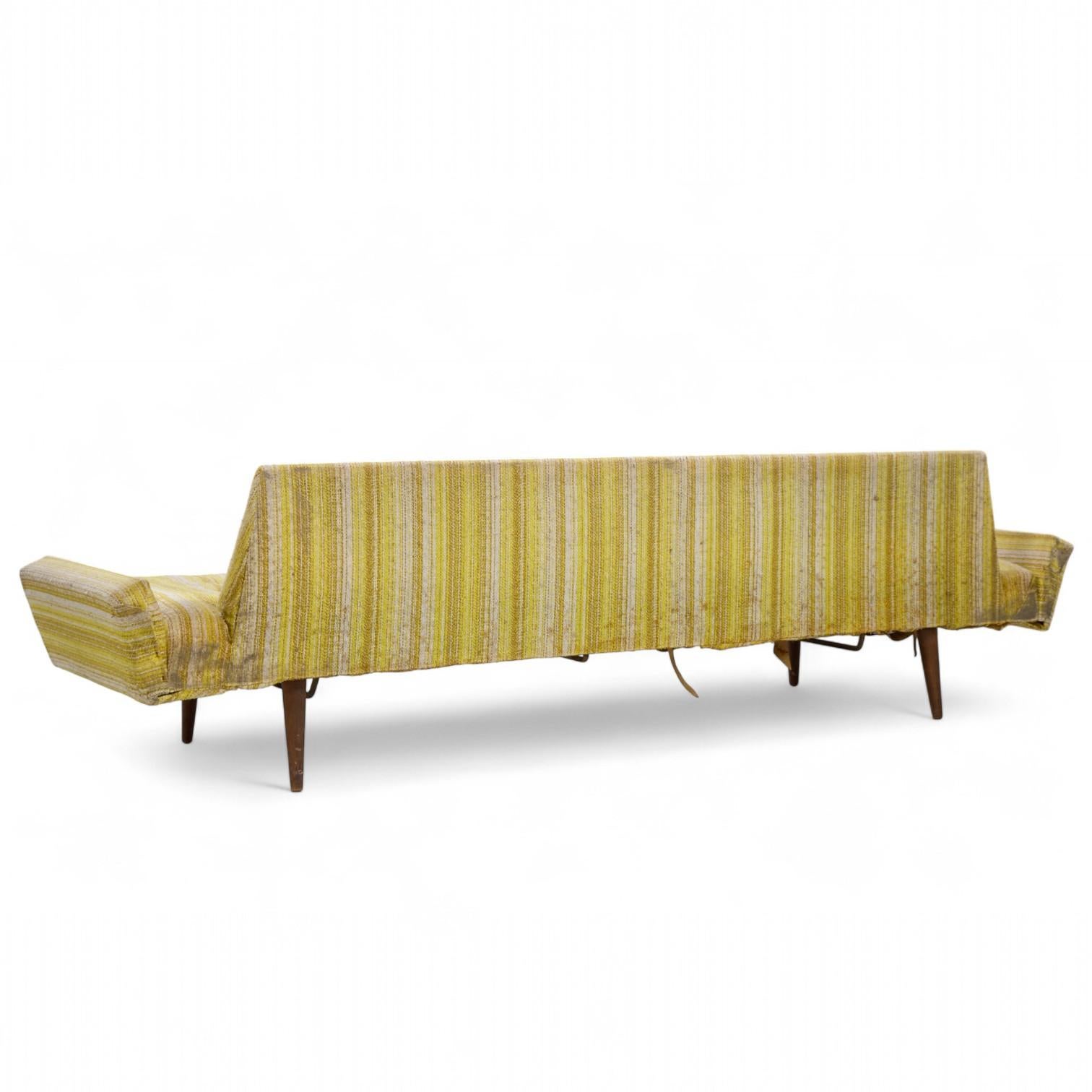 Adrian Pearsall for Craft Associates 2000-S Mid Century Walnut Gondola Sofa en Bueno estado para la venta en Franklin Park, IL
