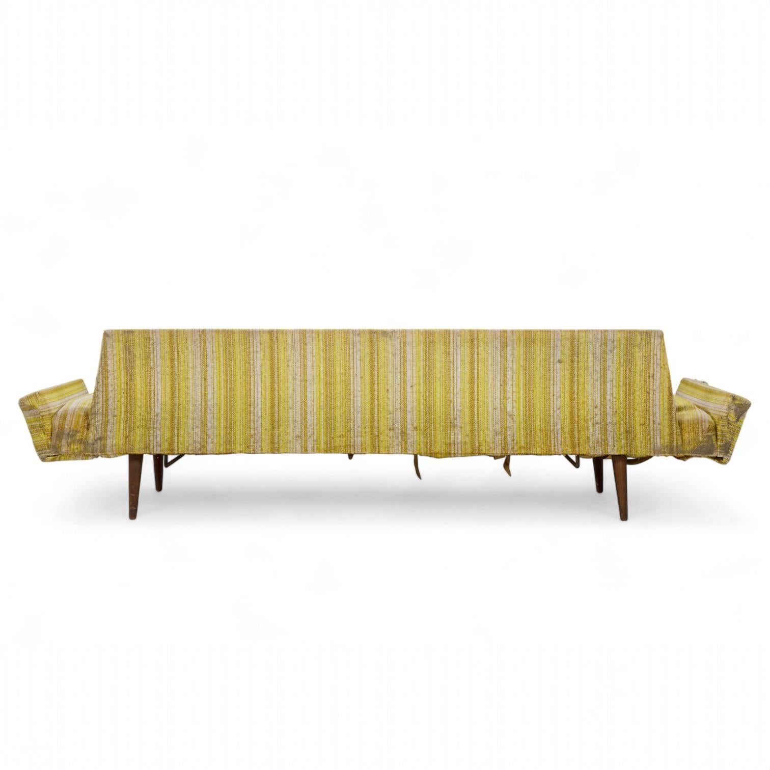 Adrian Pearsall for Craft Associates 2000-S Mid Century Walnut Gondola Sofa siglo XX en venta