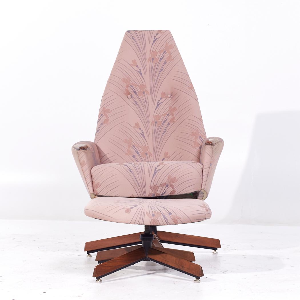 Adrian Pearsall für Craft Associates 2174C Loungesessel aus Nussbaumholz aus der Mitte des Jahrhunderts mit Ottomane

Der Stuhl misst: 30,5 breit x 31 tief x 46,5 hoch, mit einer Sitzhöhe von 19 Zoll und Armhöhe/Stuhlabstand von 22,5 Zoll
Die