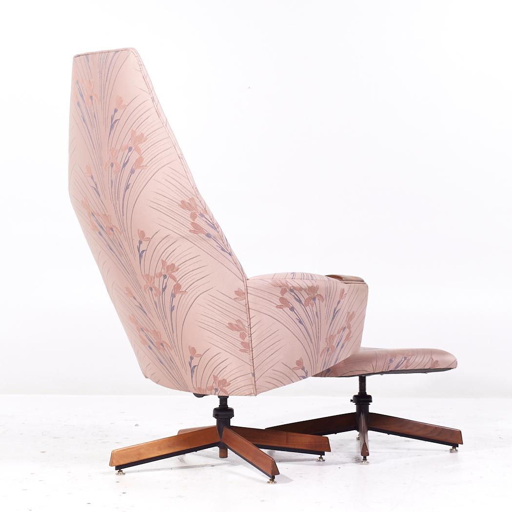 Adrian Pearsall für Craft Associates 2174C MCM Loungesessel aus Nussbaumholz mit Ottomane (amerikanisch) im Angebot
