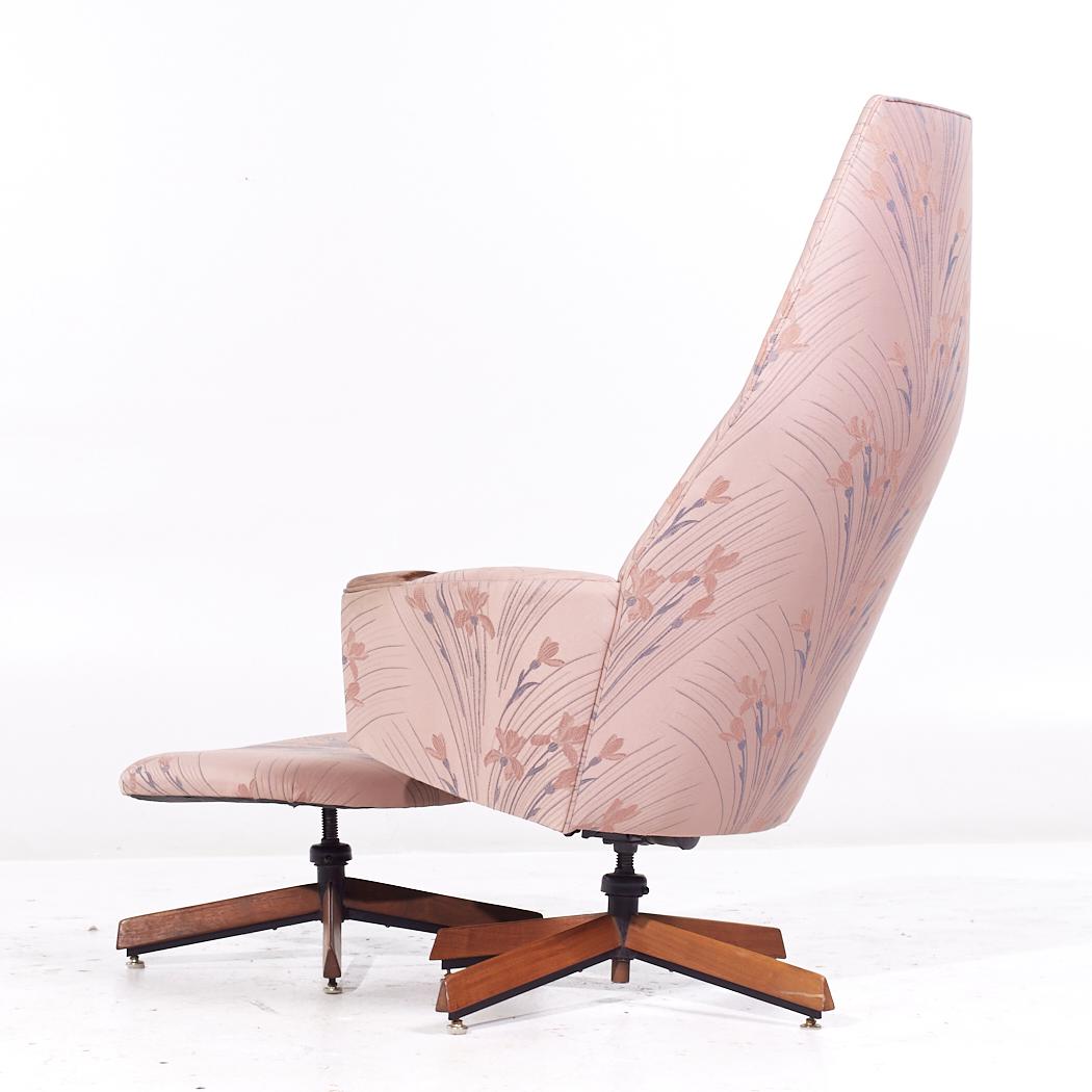 Adrian Pearsall für Craft Associates 2174C MCM Loungesessel aus Nussbaumholz mit Ottomane (Ende des 20. Jahrhunderts) im Angebot