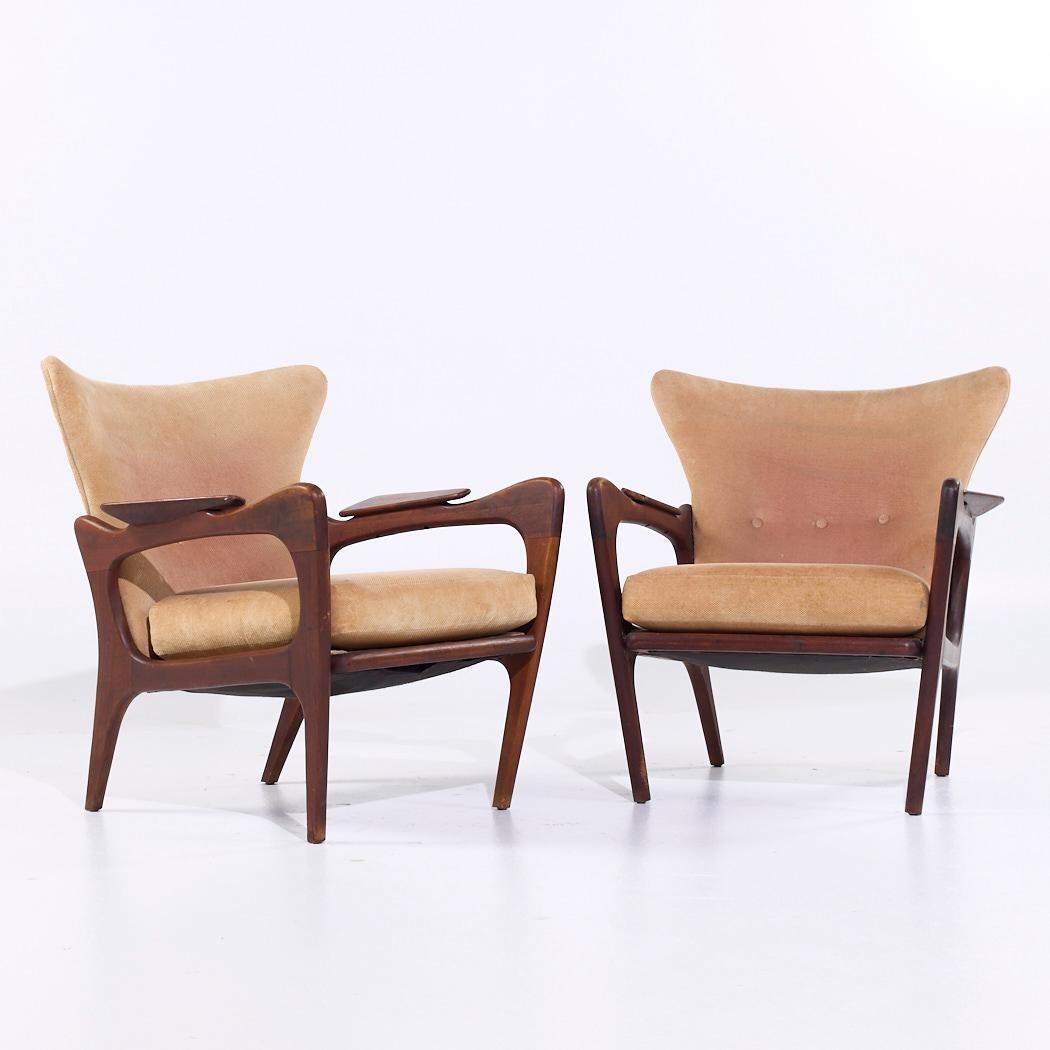 Adrian Pearsall for Craft Associates 2291-C Chaise longue en noyer du milieu du siècle - Paire

Chaque chaise mesure : 28 de large x 31 de profond x 31,25 de haut, avec une hauteur d'assise de 17 et une hauteur d'accoudoir/d'espace libre de 23