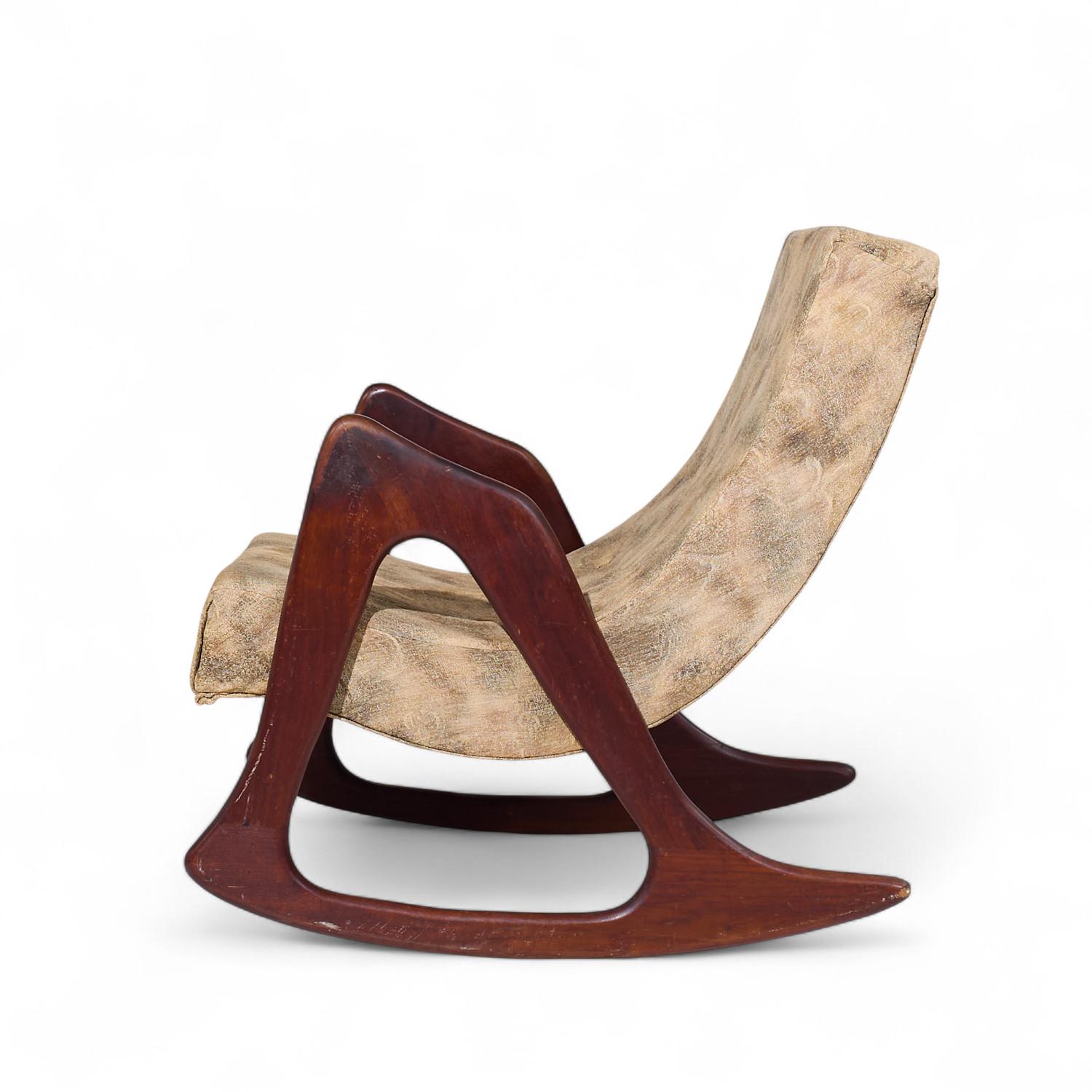 Americano Adrian Pearsall per Craft Associates 812-CR Sedia da salotto a dondolo in noce in vendita