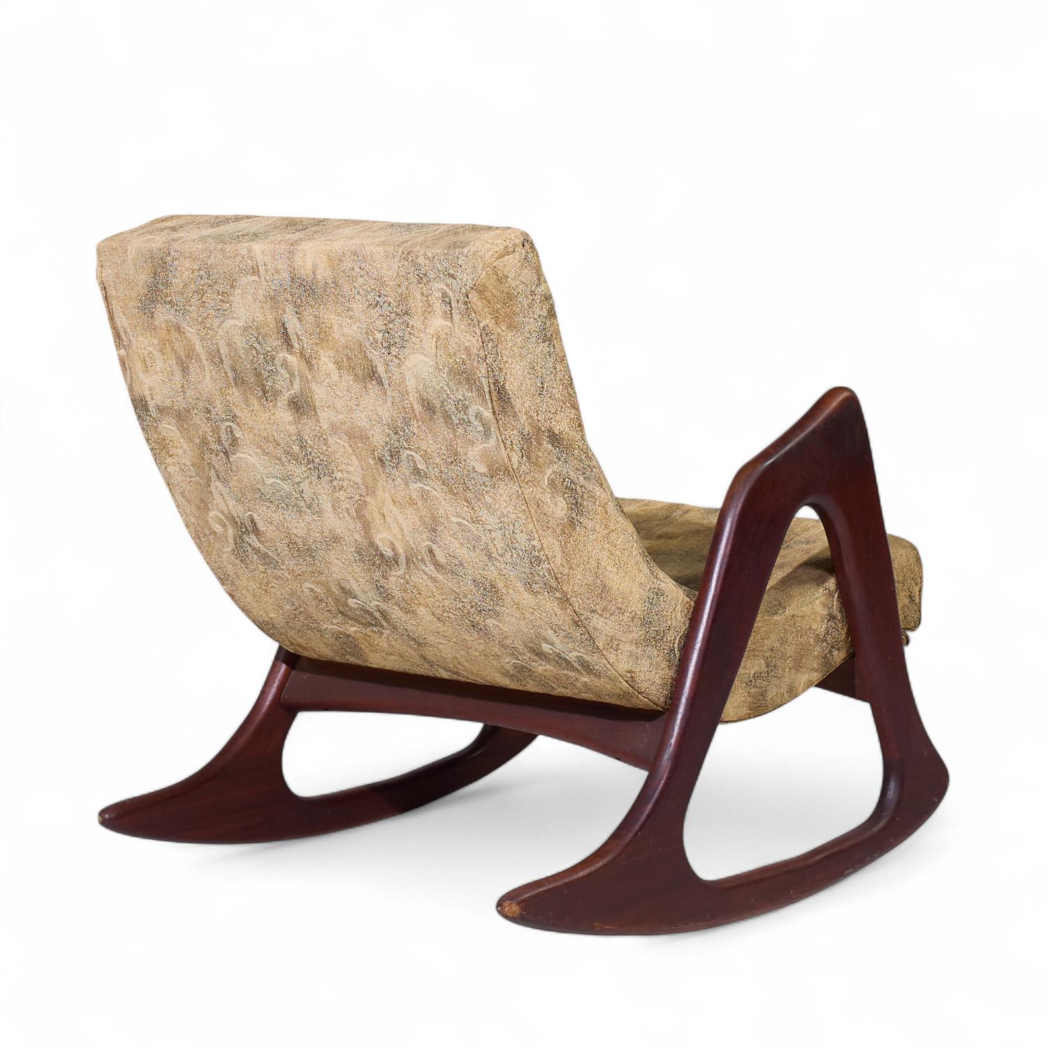 Tappezzeria Adrian Pearsall per Craft Associates 812-CR Sedia da salotto a dondolo in noce in vendita