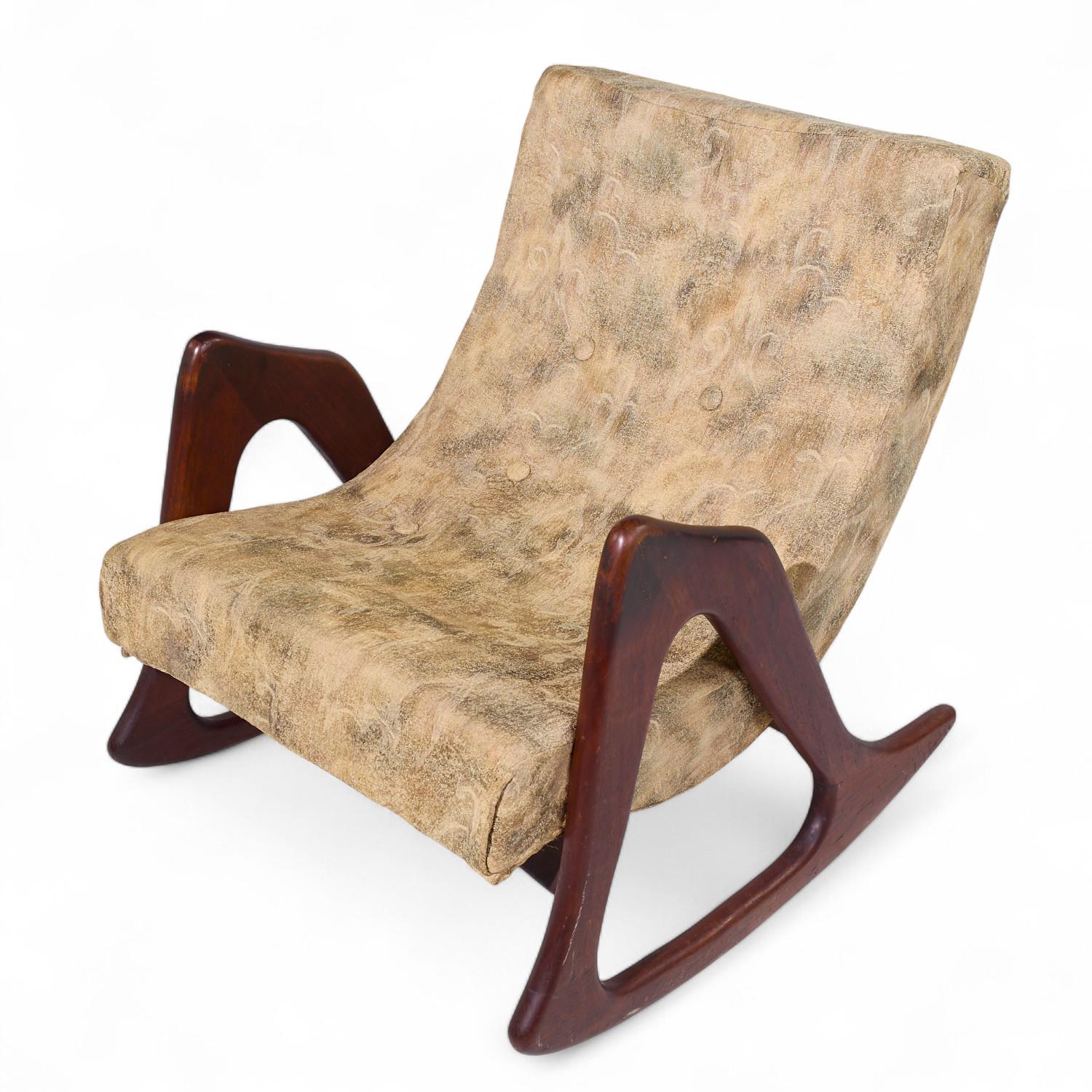 Adrian Pearsall per Craft Associates 812-CR Sedia da salotto a dondolo in noce in vendita 1