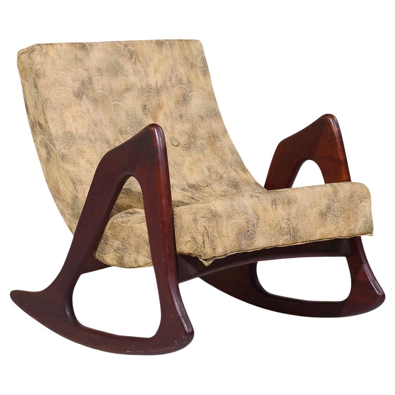 Adrian Pearsall per Craft Associates 812-CR Sedia da salotto a dondolo in noce in vendita