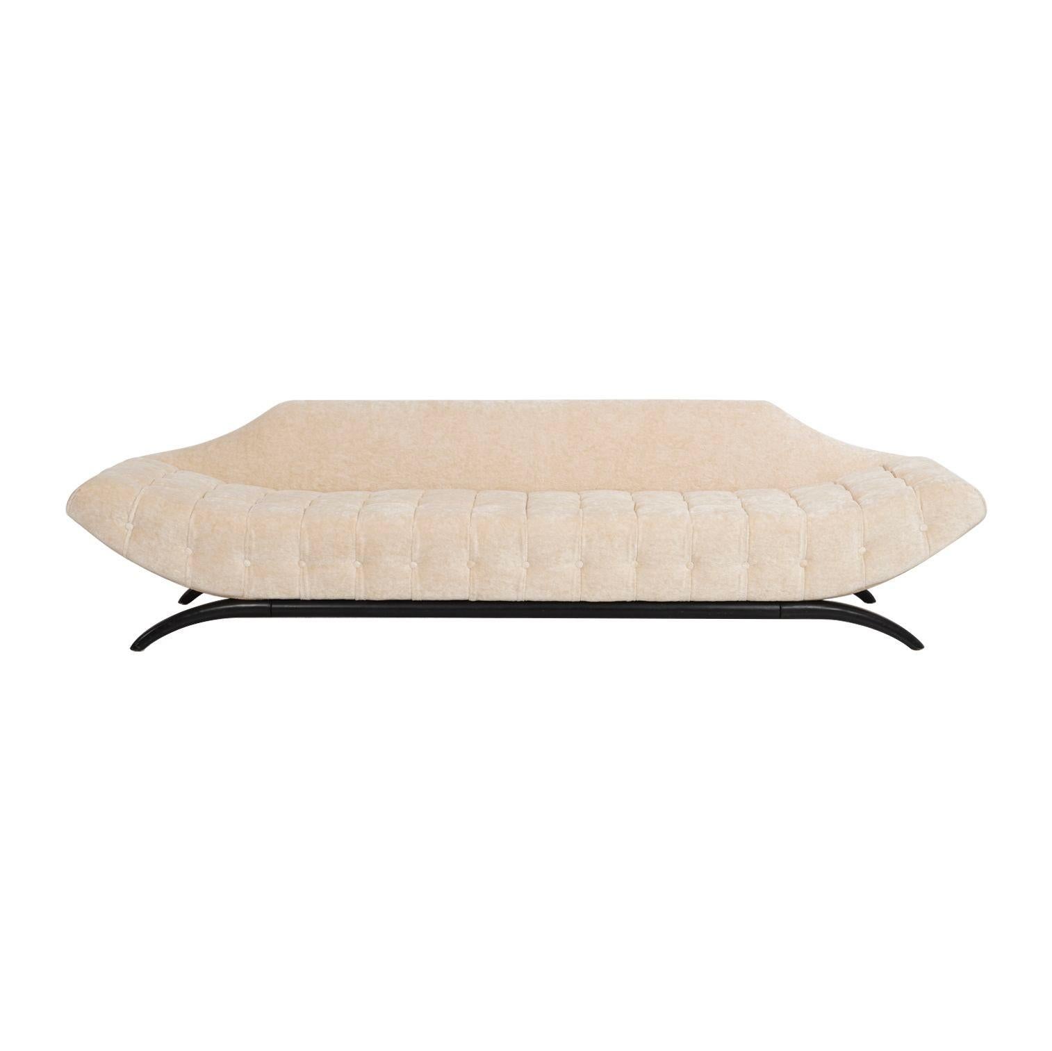 Adrian Pearsall per Craft Associates Divano a gondola con inserti in biscuit 1960
Rivestito in Great Plains Lionheart di HOLLY HUNT, una ciniglia peluche simile alla pelliccia realizzata in filato acrilico 100% tinto in massa. La struttura a Looping