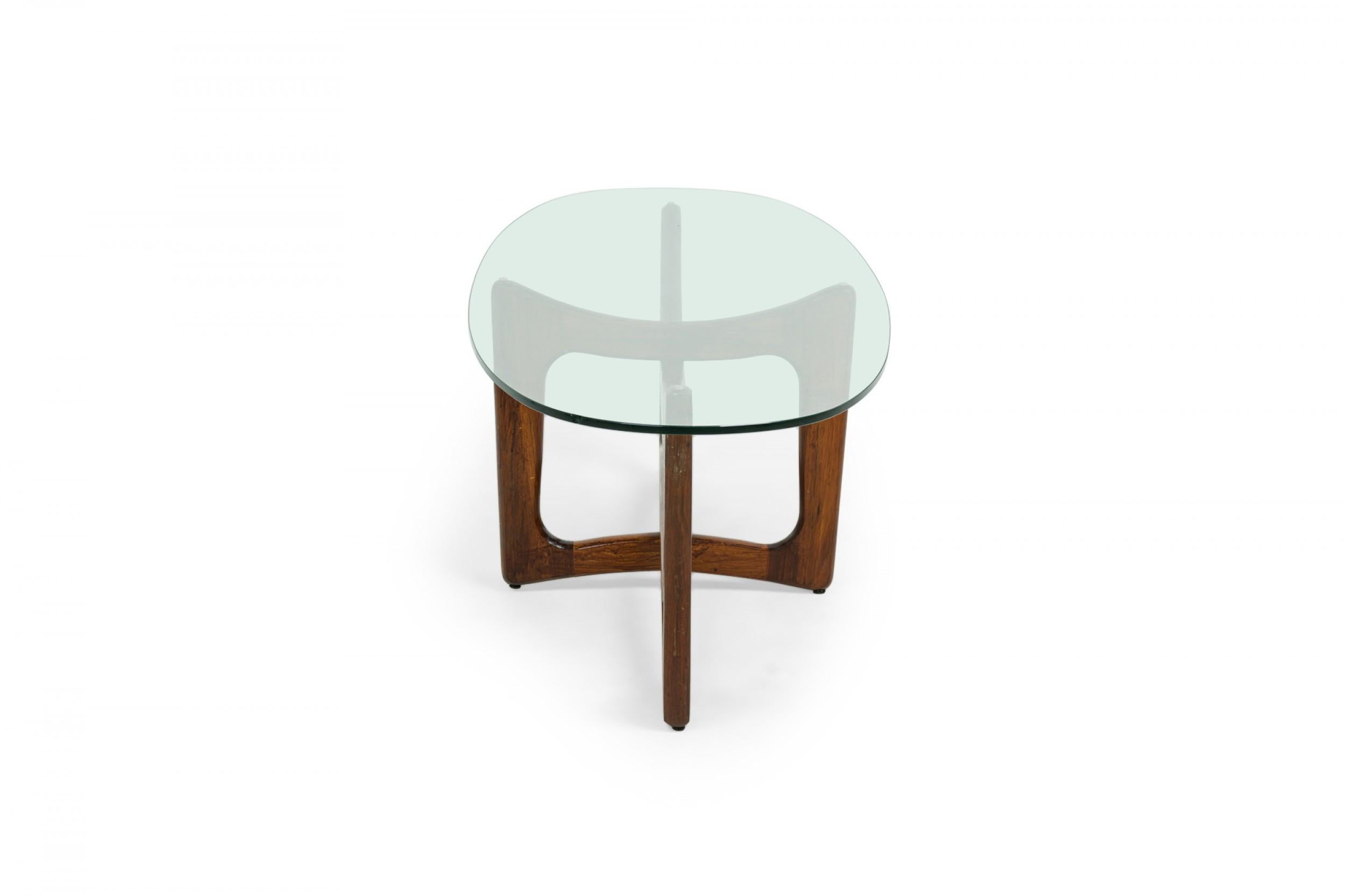 Mid-Century Modern Adrian Pearsall pour Craft Associates Table à cocktail en noyer avec plateau en verre 'Bowtie'. en vente
