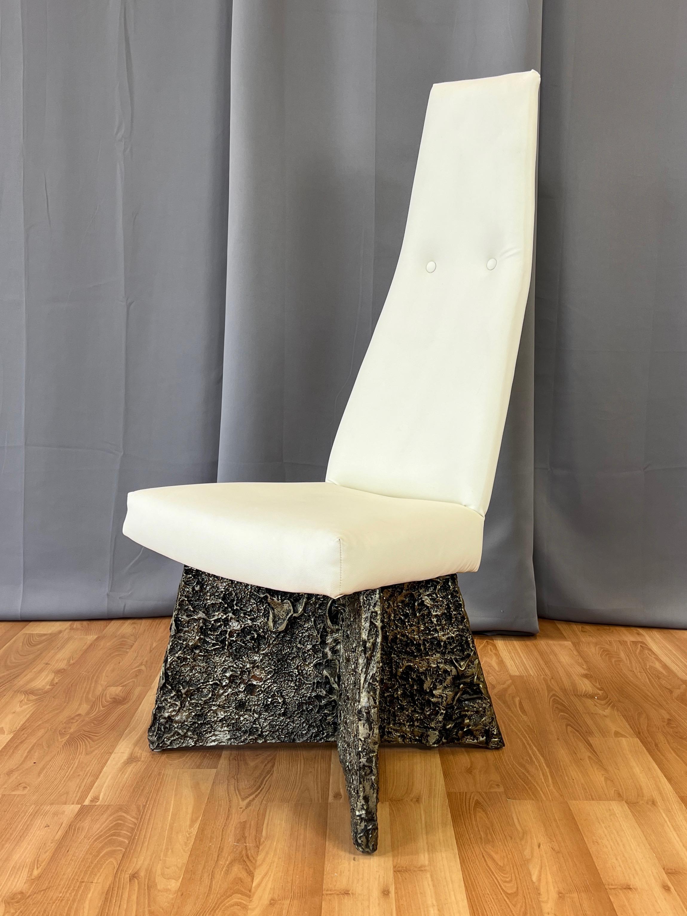 Ein auffälliger armloser Beistellstuhl mit hoher Rückenlehne aus den späten 1960er Jahren mit brutalistischem Untergestell und Kunstlederpolsterung von Adrian Pearsall für Craft Associates.

 Der brutalistische, X-förmige Sockel ist mit einer