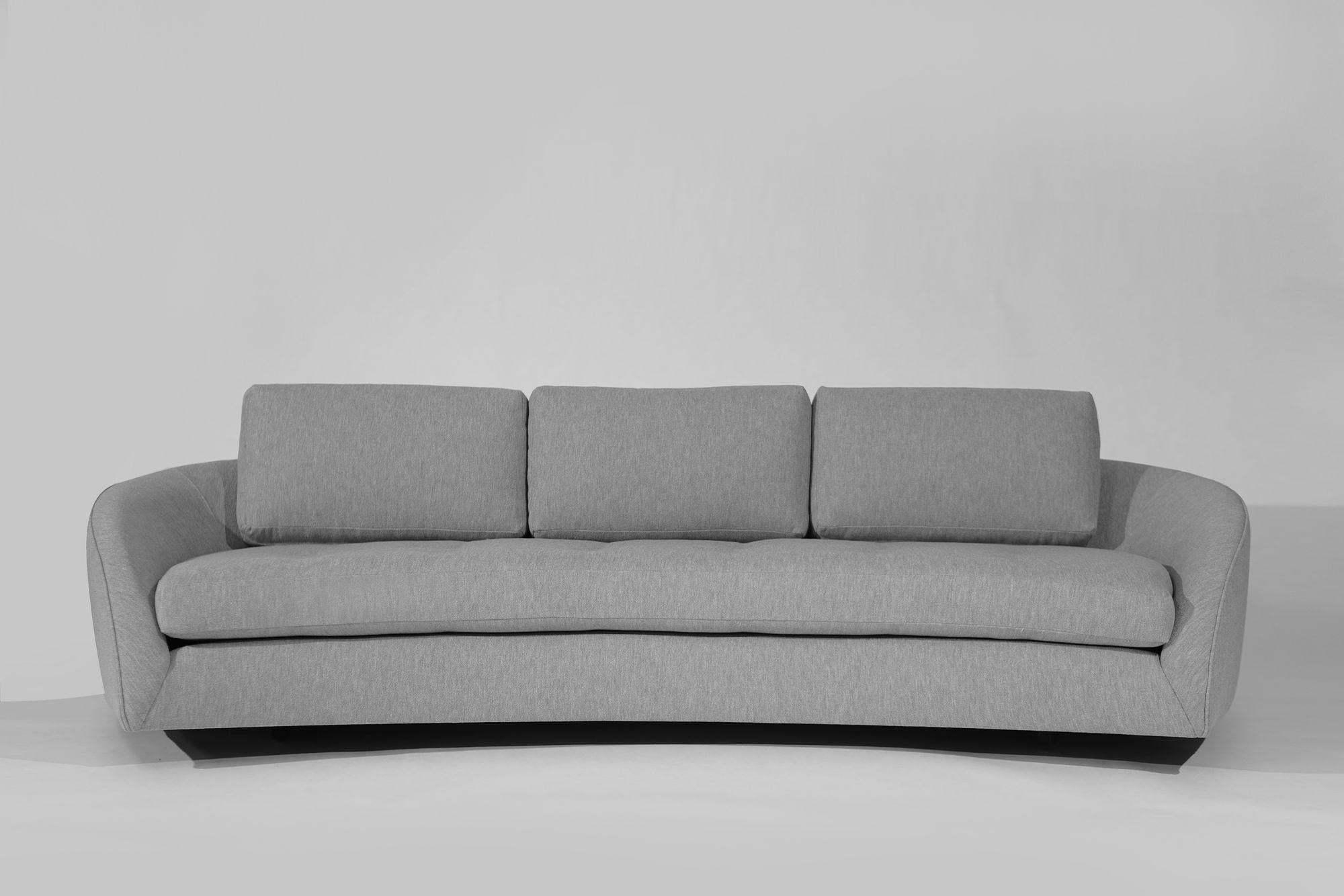 Offrez-vous un confort luxueux avec le canapé Cloud à profil bas, une pièce intemporelle conçue par Adrian Pearsall pour Craft Associates au milieu du XXe siècle. Méticuleusement restauré pour retrouver sa gloire d'origine, ce canapé présente une