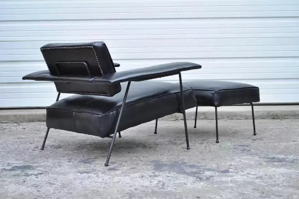 Rare chaise longue et ottoman vintage Adrian Pearsall pour Craft Associates, en cuir et armature de fer, de style moderne du milieu du siècle. L'un des bras présente une perte au niveau de la tapisserie d'ameublement qui s'est produite à une date