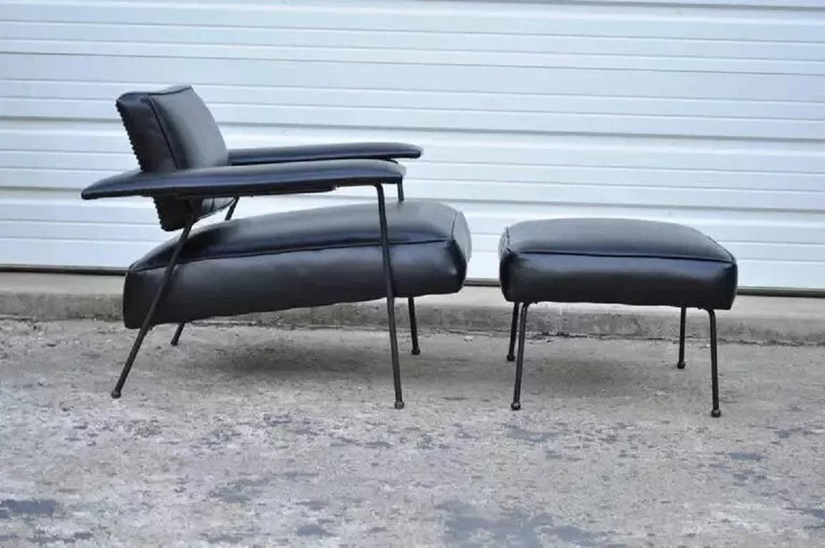 Adrian Pearsall pour Craft Associates Chaise longue et ottoman en cuir à armature en fer Bon état - En vente à Philadelphia, PA
