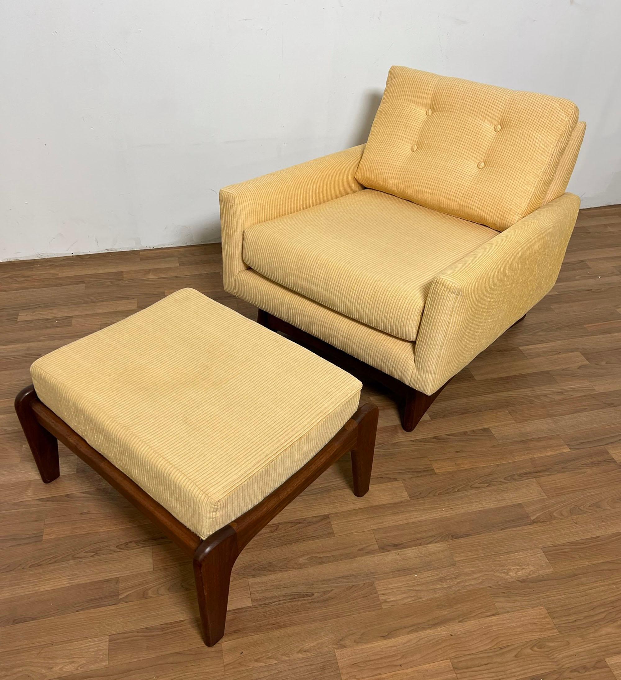 A model 2406 lounge chair with ottoman by Adrian Pearsall for Craft Associates circa 1960s.
Chair measures 31