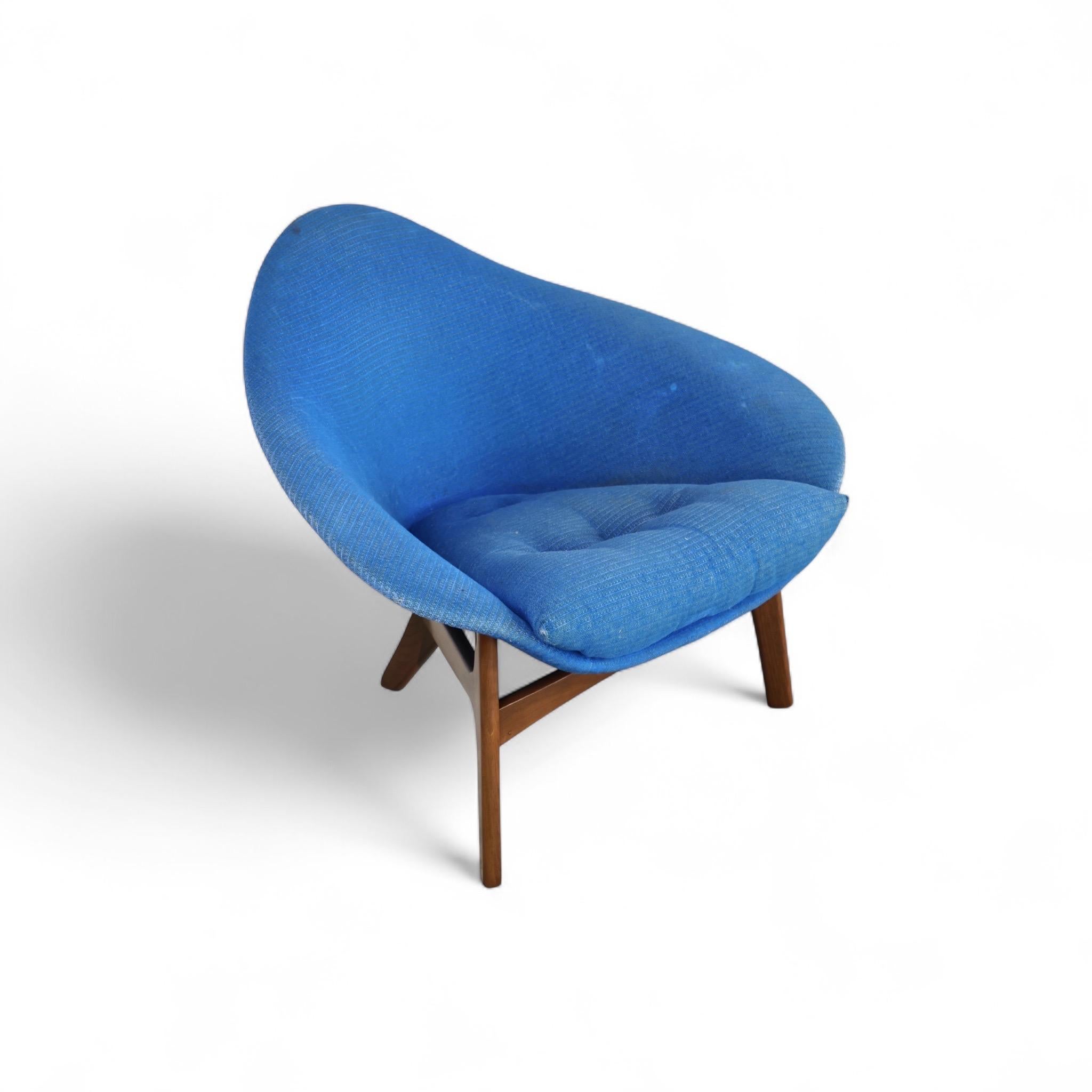 A standout example of Adrian Pearsall’s flair for sculptural form, this “Coconut” lounge chair was designed for Craft Associates in the 1960s. The asymmetrical seat, often referred to as a wedge or “coconut” shape, rests on a striking walnut tripod