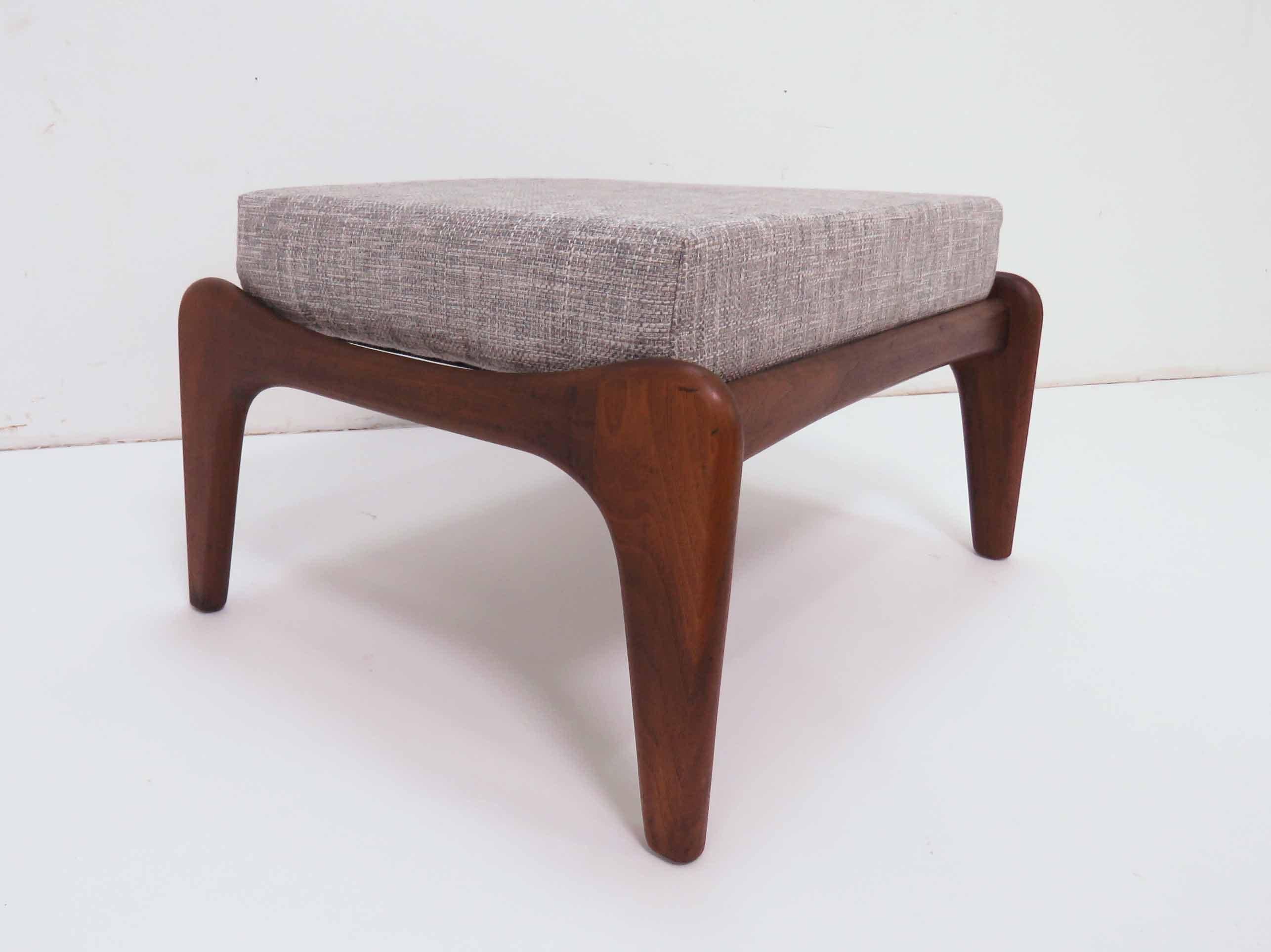 Adrian Pearsall for Craft Associates Mid-Century Ottoman in Walnut circa 1960s im Zustand „Gut“ in Peabody, MA