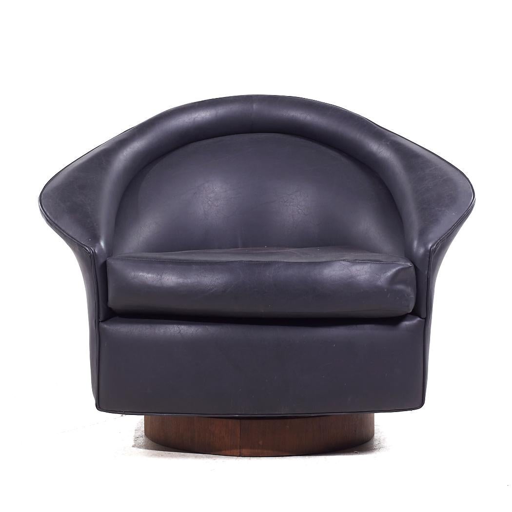 Adrian Pearsall pour Craft Associates Chaise longue pivotante en noyer du milieu du siècle dernier

Cette chaise longue mesure : 37,25 de large x 30 de profond x 29,5 de haut, avec une hauteur d'assise de 17,5 et une hauteur d'accoudoir de 22