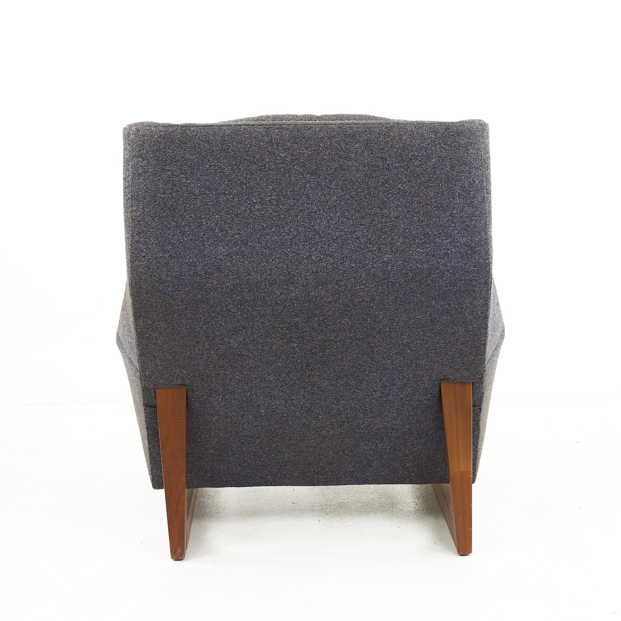 Adrian Pearsall for Craft Associates Style Mid Century Walnut Lounge Chair In Good Condition For Sale In Countryside, IL