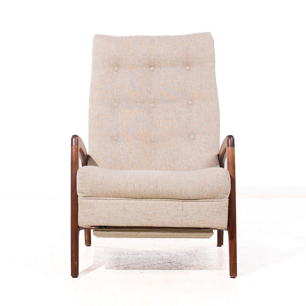 Adrian Pearsall für Craft Associates Nussbaum-Liegestuhl aus der Jahrhundertmitte

Diese Liege misst: 25,75 breit x 34 tief x 40 hoch, mit einer Sitzhöhe von 16,5 und Armhöhe/Sesselabstand 22 Zoll

Alle Möbelstücke sind in einem so genannten