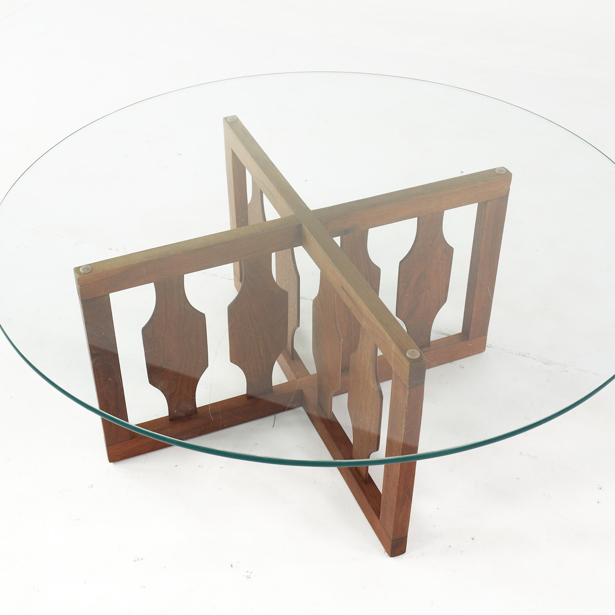 Adrian Pearsall pour Craft Associates table basse ronde mi-siècle en noyer en vente 1