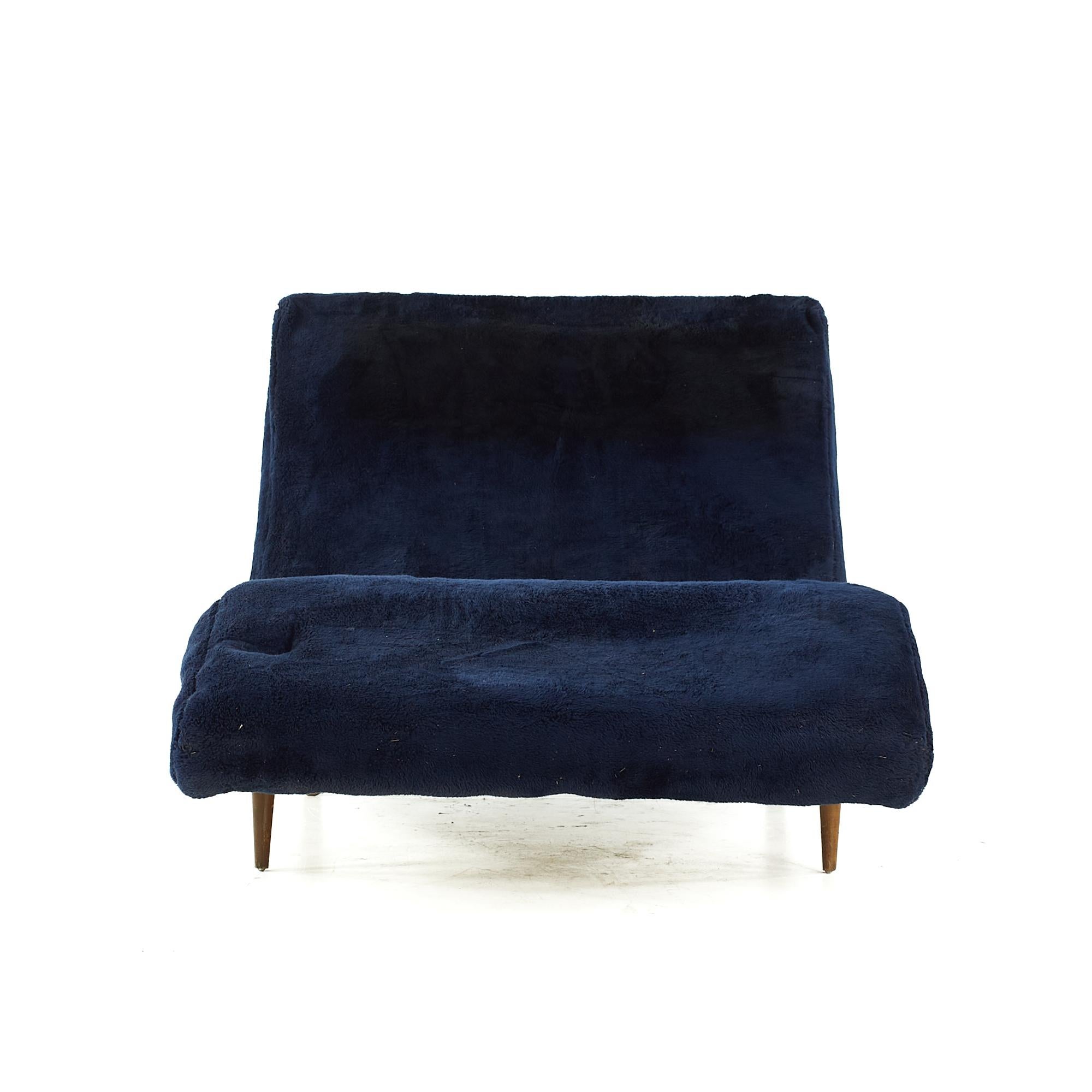 Adrian Pearsall pour Craft Associates Chaise ondulée du milieu du siècle dernier.

Cette chaise mesure : 38 de large x 52 de profond x 30 de haut, avec une hauteur d'assise et un dégagement de 10 pouces.

Tous les meubles peuvent être achetés
