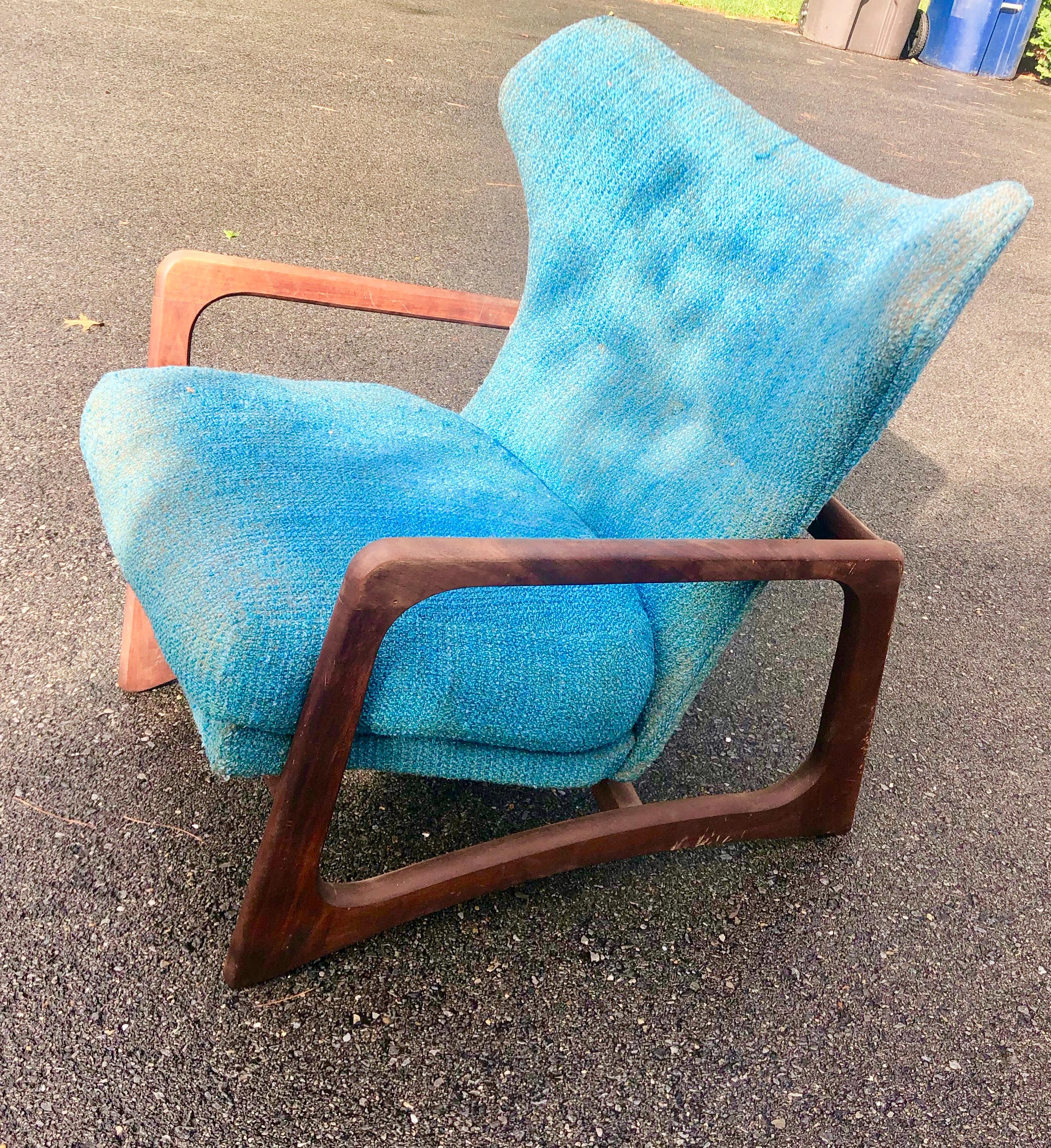 This circa 1960s Pearsall lounge chair features a gorgeously grained and sculpted biomorphic walnut frame, a quintessential characteristic of legendary, hall of fame designer Adrian Pearsall.
This chair is in original condition Un restored as