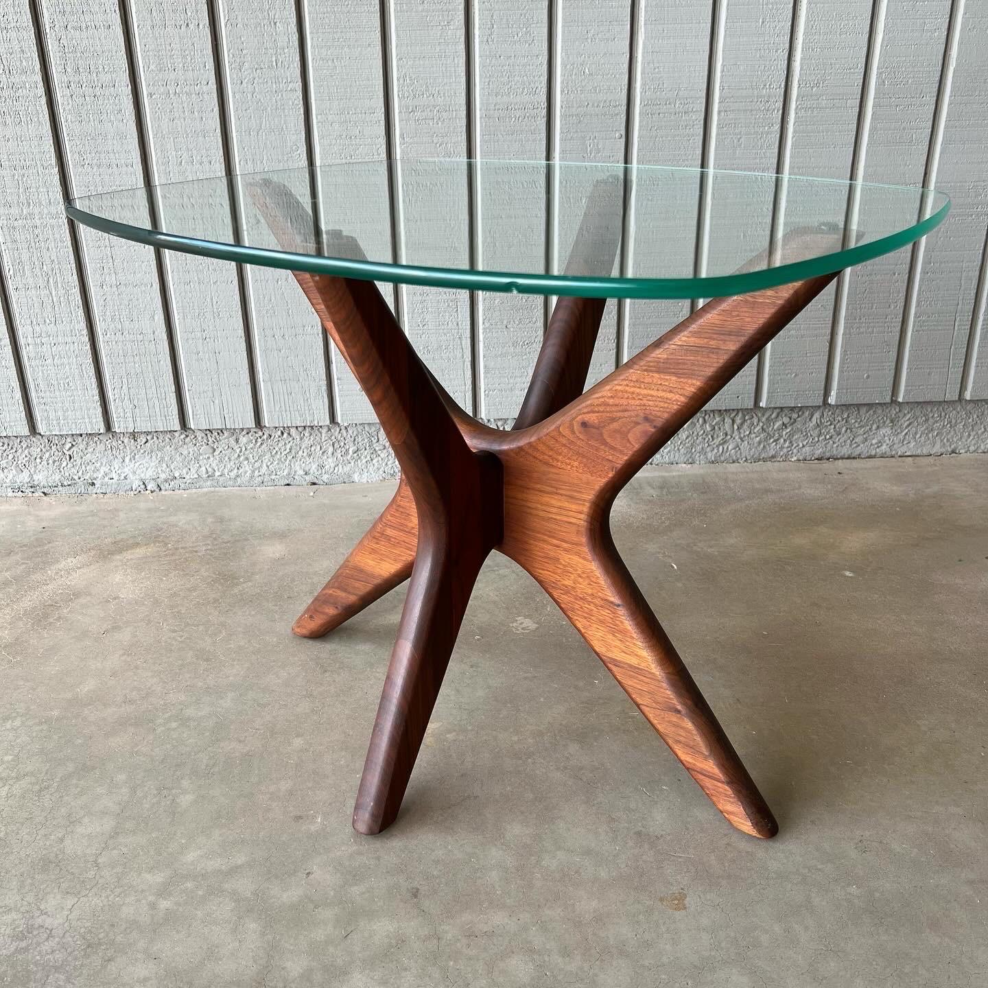 Mid-Century Modern Table d'appoint sculpturale en noyer et verre d'Adrian Pearsall pour Craft Associates en vente