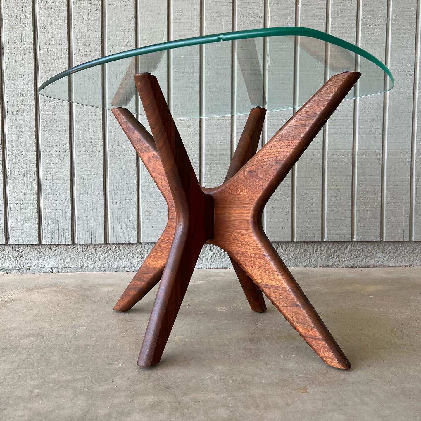 Adrian Pearsall for Craft Associates sculptural walnut and glass end table In Good Condition For Sale In Phoenix, AZ