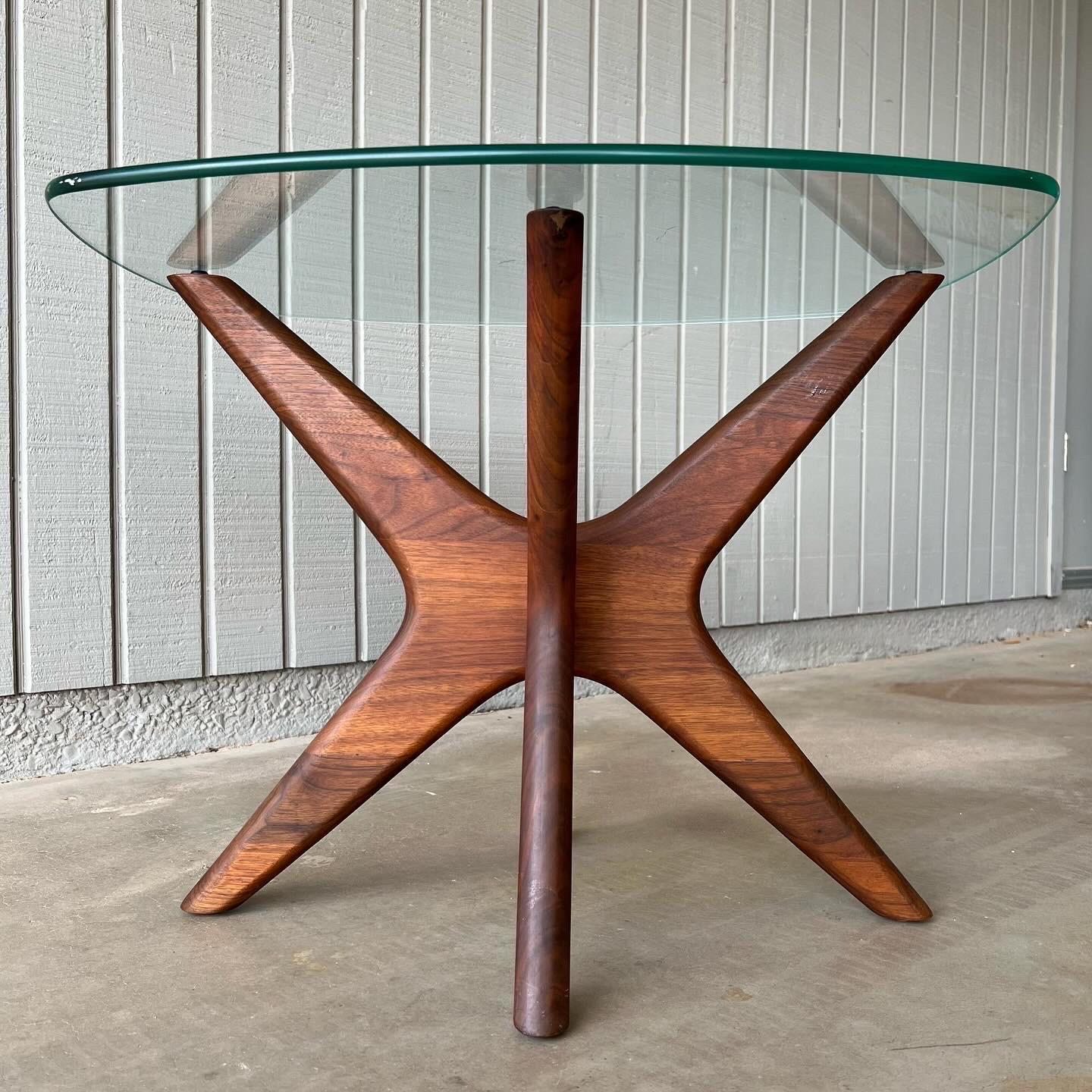 Milieu du XXe siècle Table d'appoint sculpturale en noyer et verre d'Adrian Pearsall pour Craft Associates en vente