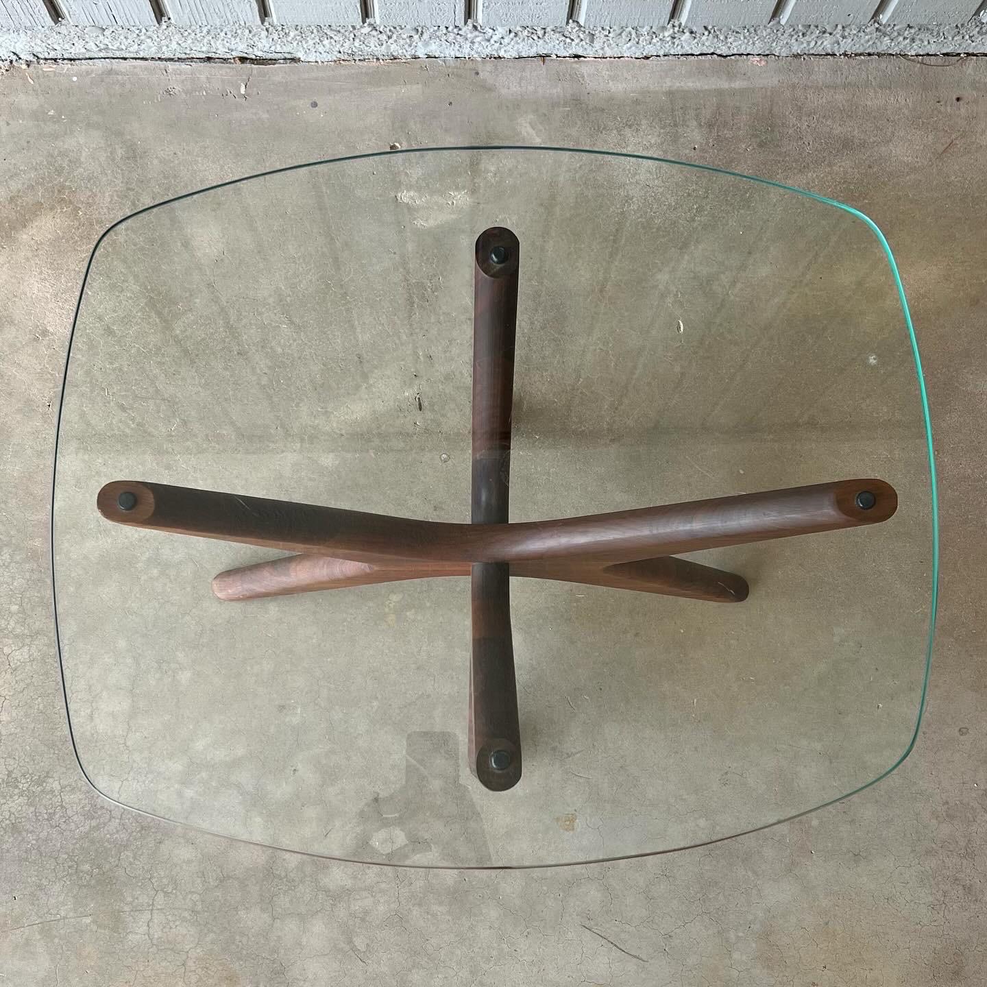 Table d'appoint sculpturale en noyer et verre d'Adrian Pearsall pour Craft Associates en vente 1