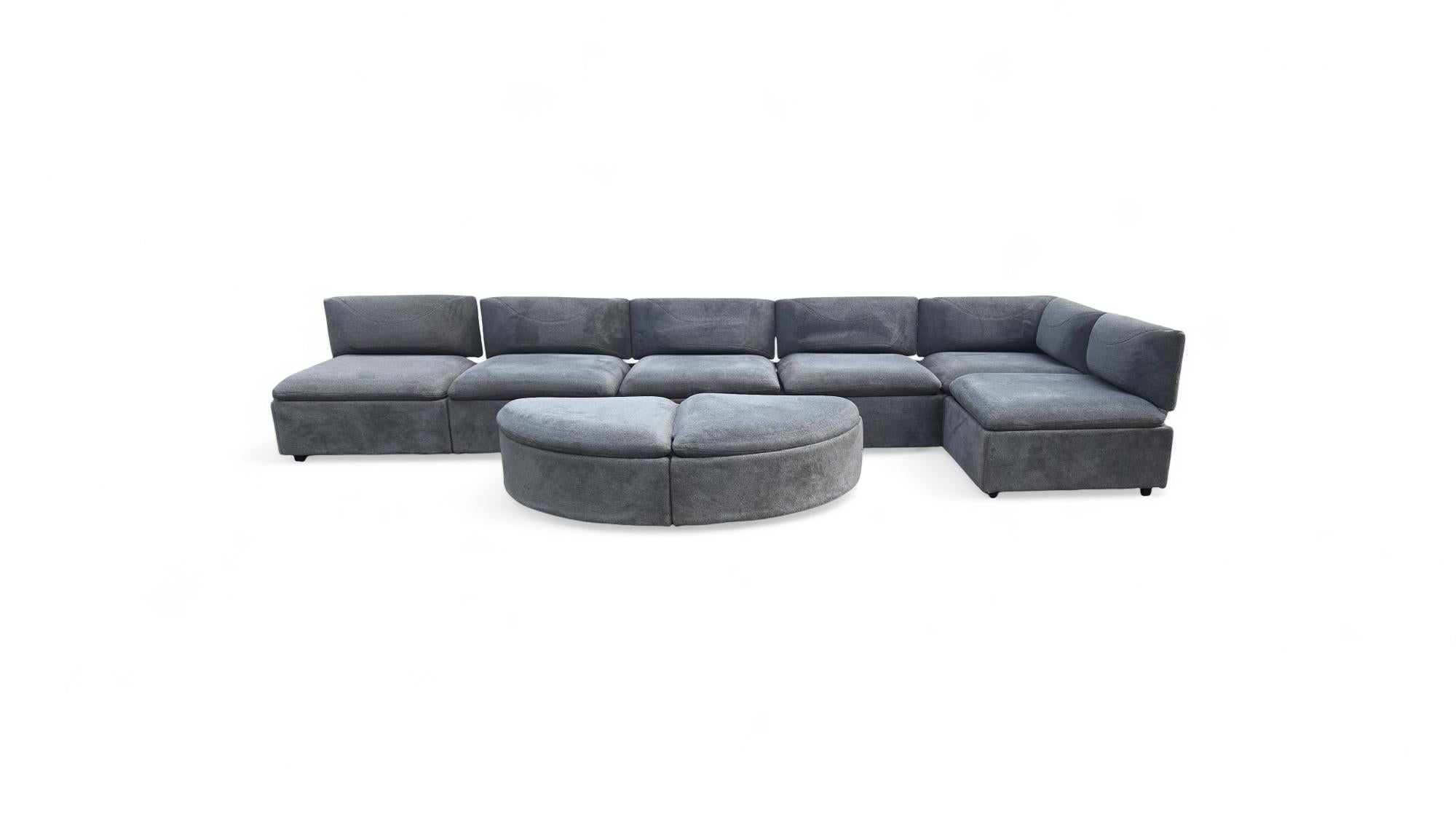 Adrian Pearsall pour Craft Associates Canapé sectionnel 

Le sectionnel est composé de 6 pièces et de deux ottomans. Plusieurs sections du canapé portent le Label Craft Assoc.

Chaque ottoman mesure 30